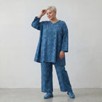 Zeitloses Lagenlook Oversize A-Form Shirt aus feiner Baumwollpopeline mit Batikmuster, Petrol