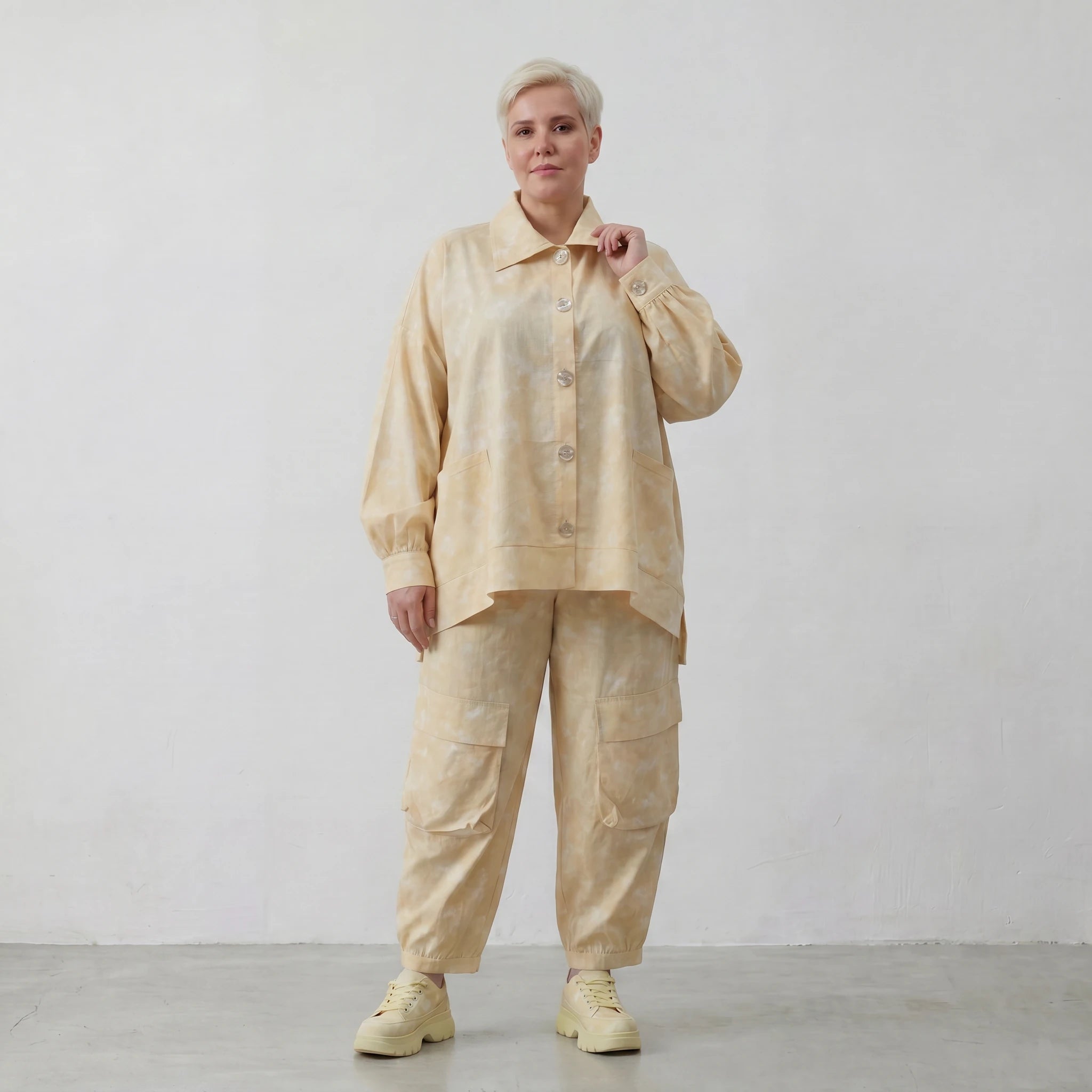Luftige Oversize Bluse in A-Form aus feiner Baumwollpopeline mit angesagtem Batikmuster, Vanille