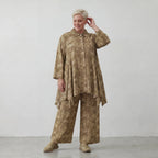 Zeitlos verspielte Bluse in Glockenform aus leichter Baumwoll-Popeline im legeren Lagenlook, Camel