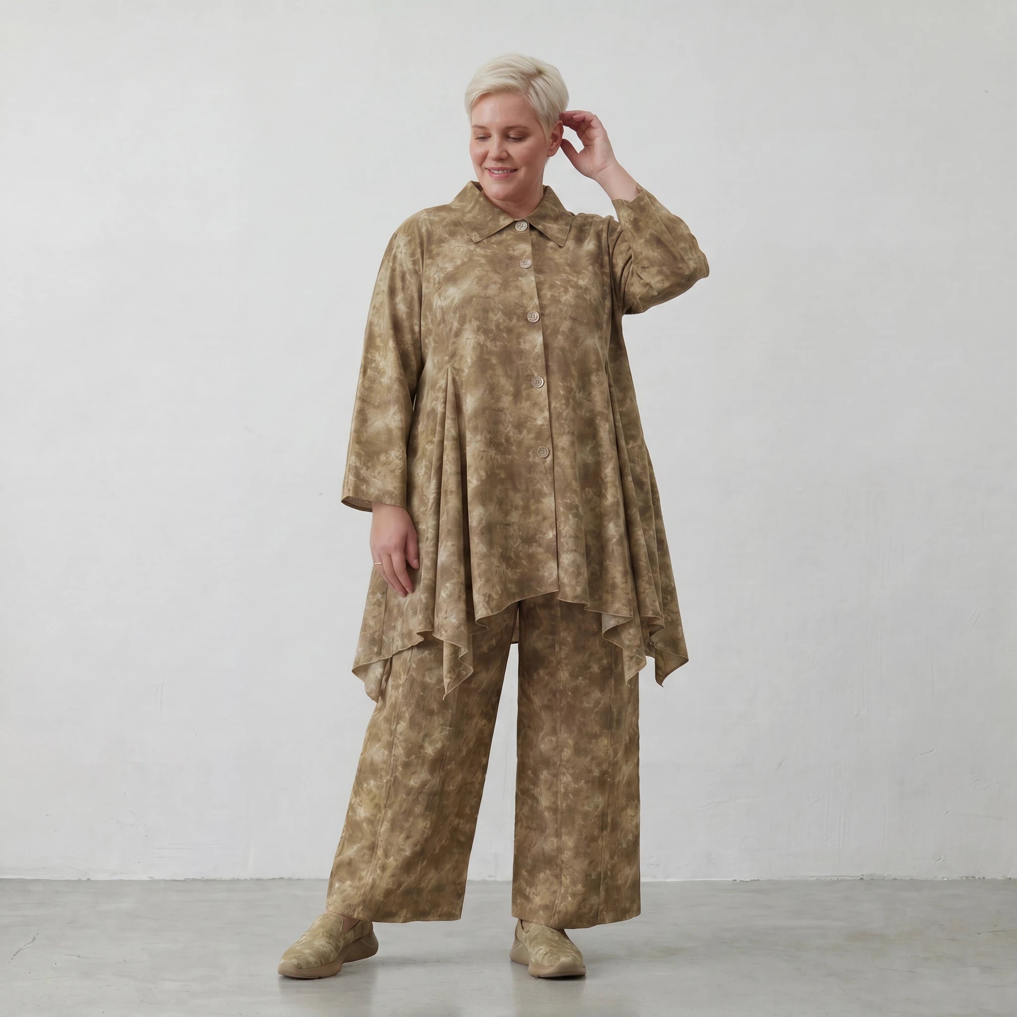 Zeitlos verspielte Bluse in Glockenform aus leichter Baumwoll-Popeline im legeren Lagenlook, Camel