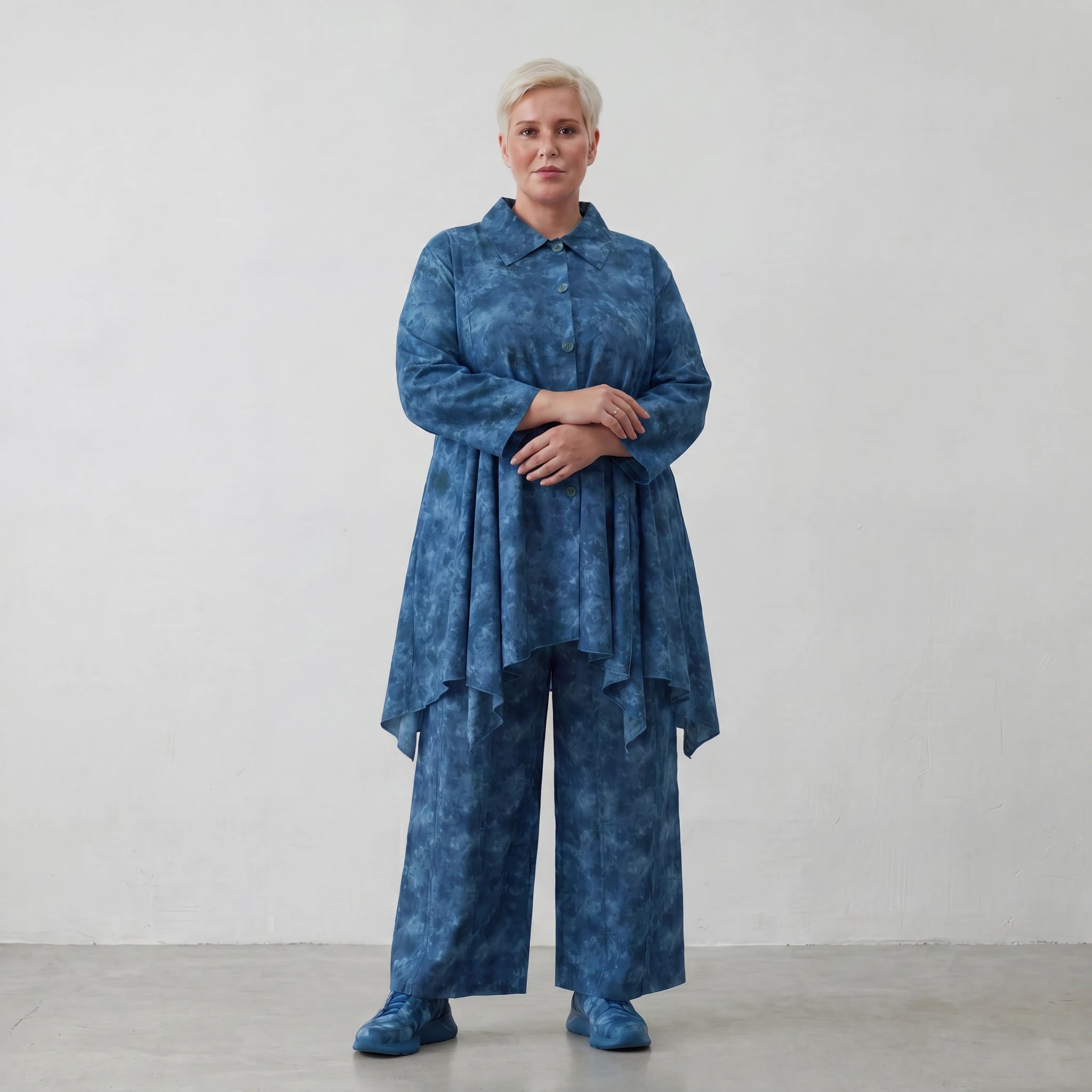 Luftige Lagenlook Bluse mit moderner Glockenform aus feiner Popeline Baumwolle, Batikmuster, Petrol