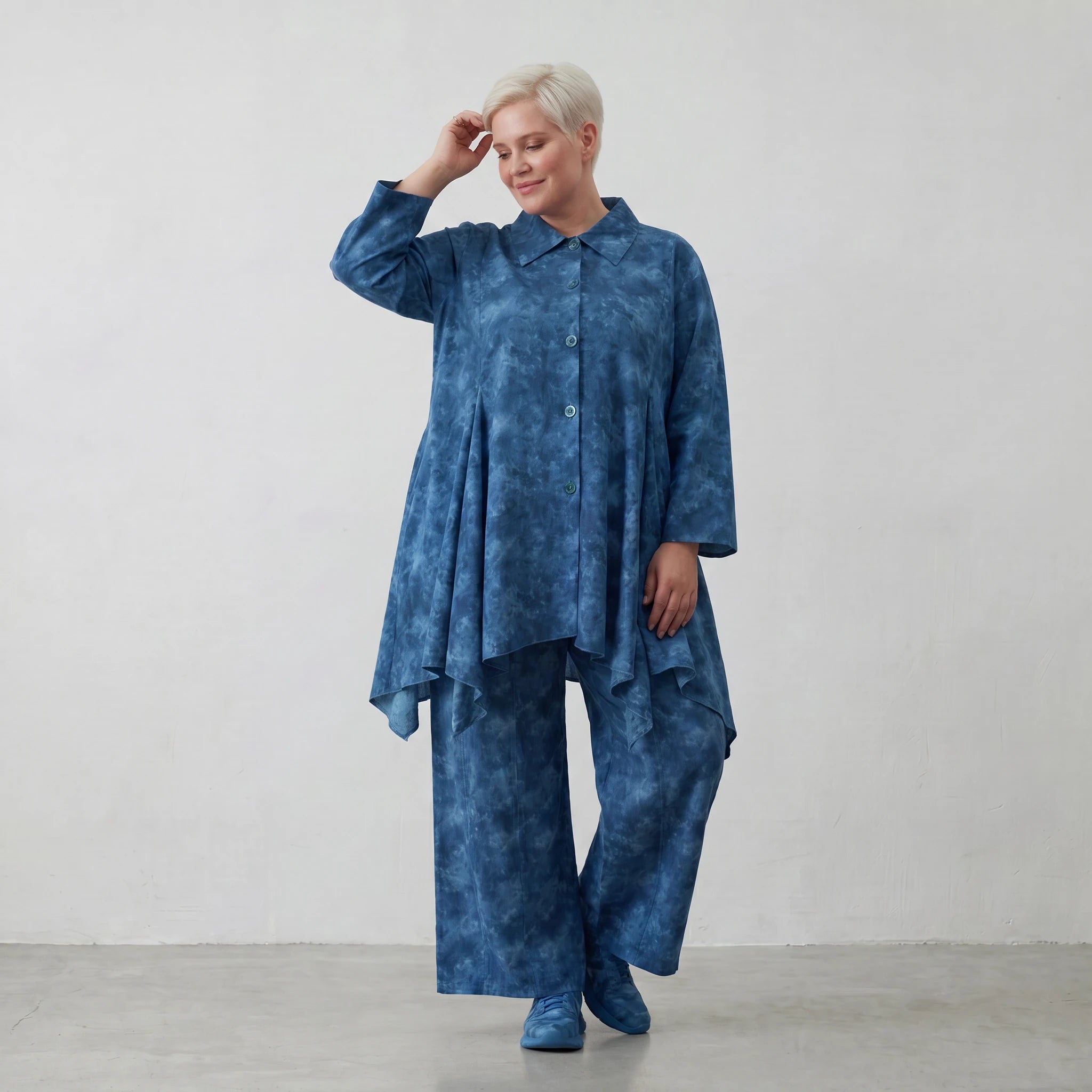 Luftige Lagenlook Bluse mit moderner Glockenform aus feiner Popeline Baumwolle, Batikmuster, Petrol