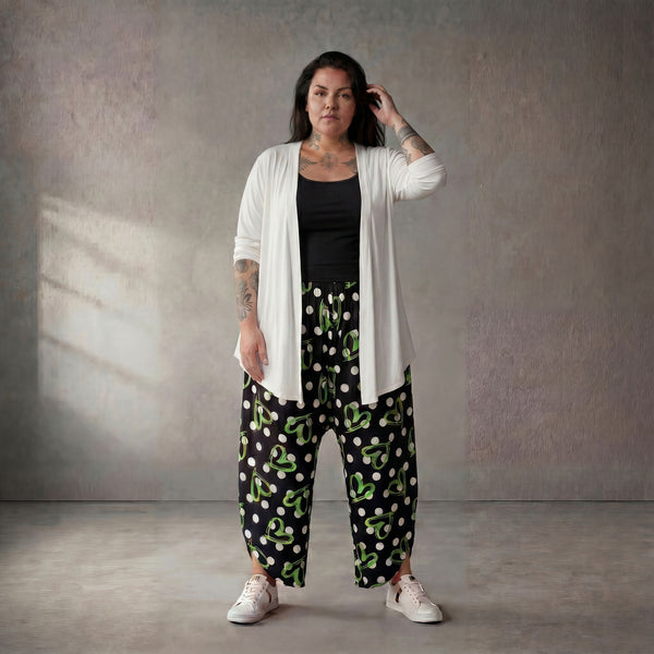 Ausgefallene Oversize Ballonhose in Schwarz Weiß Grün aus Viskose leger Lagenlook zeitlos