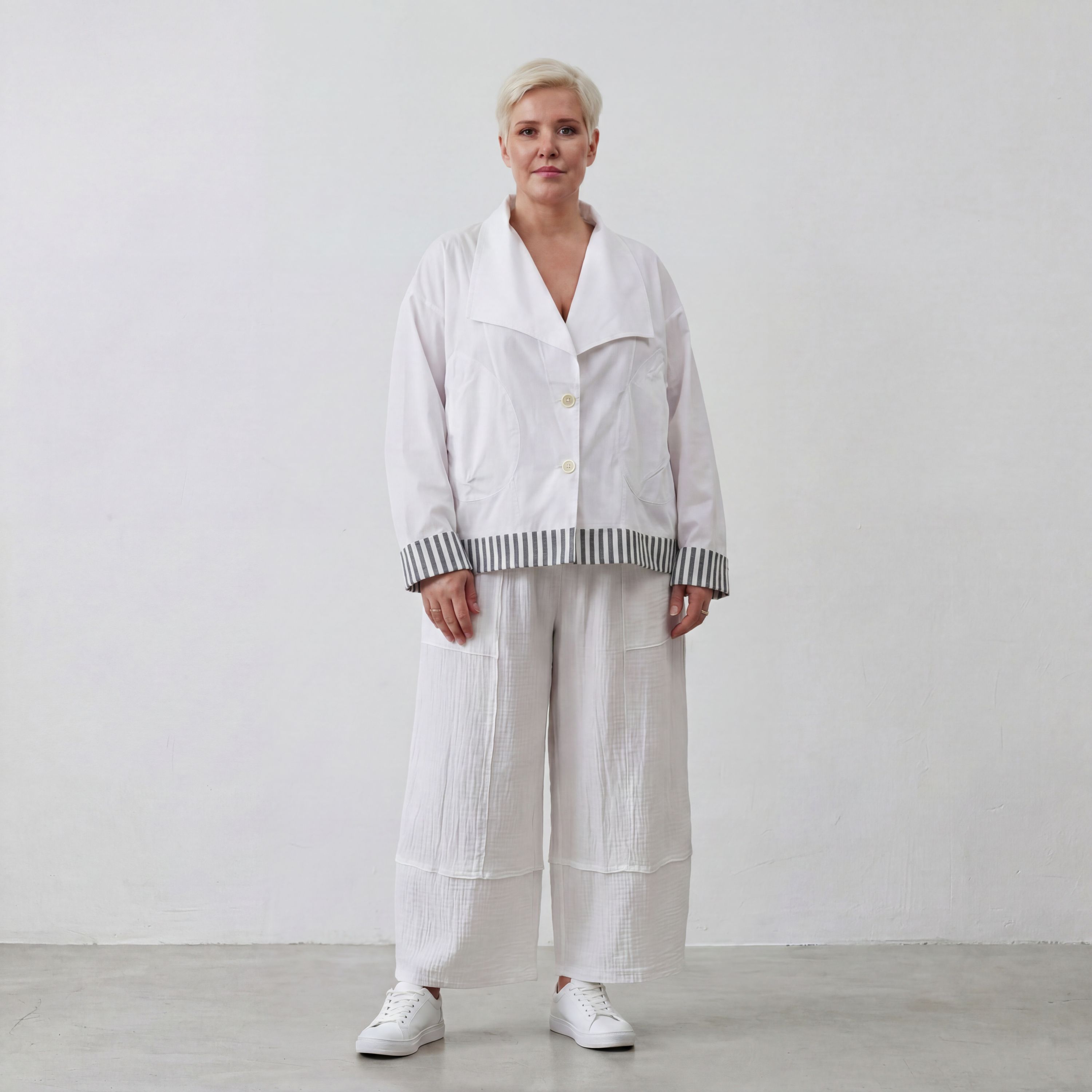 Zeitlose Oversize Streifenjacke Anthrazit Weiß im legeren Lagenlook modern ausgefallen