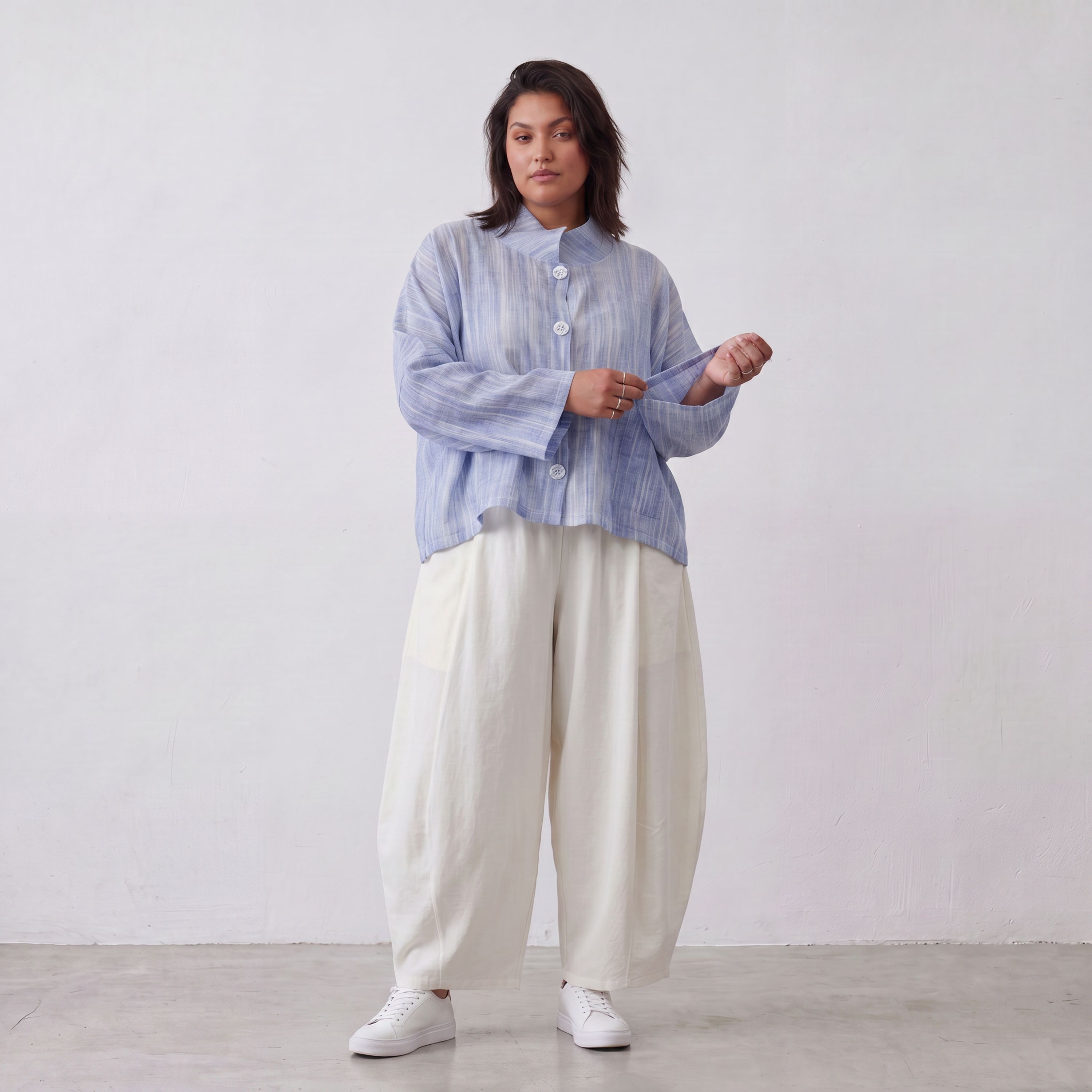 Leichte sommerliche Oversize Jacke in Jeansblau Weiß mit Crash Look für zeitlosen Lagenlook