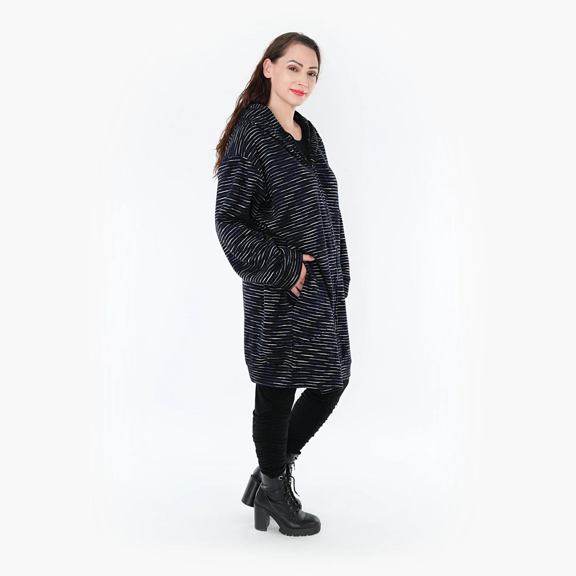  Stylische Jacke im Lagenlook aus kuscheliger Wollmischung in Schwarz-Blau-Weiß für Plus Size