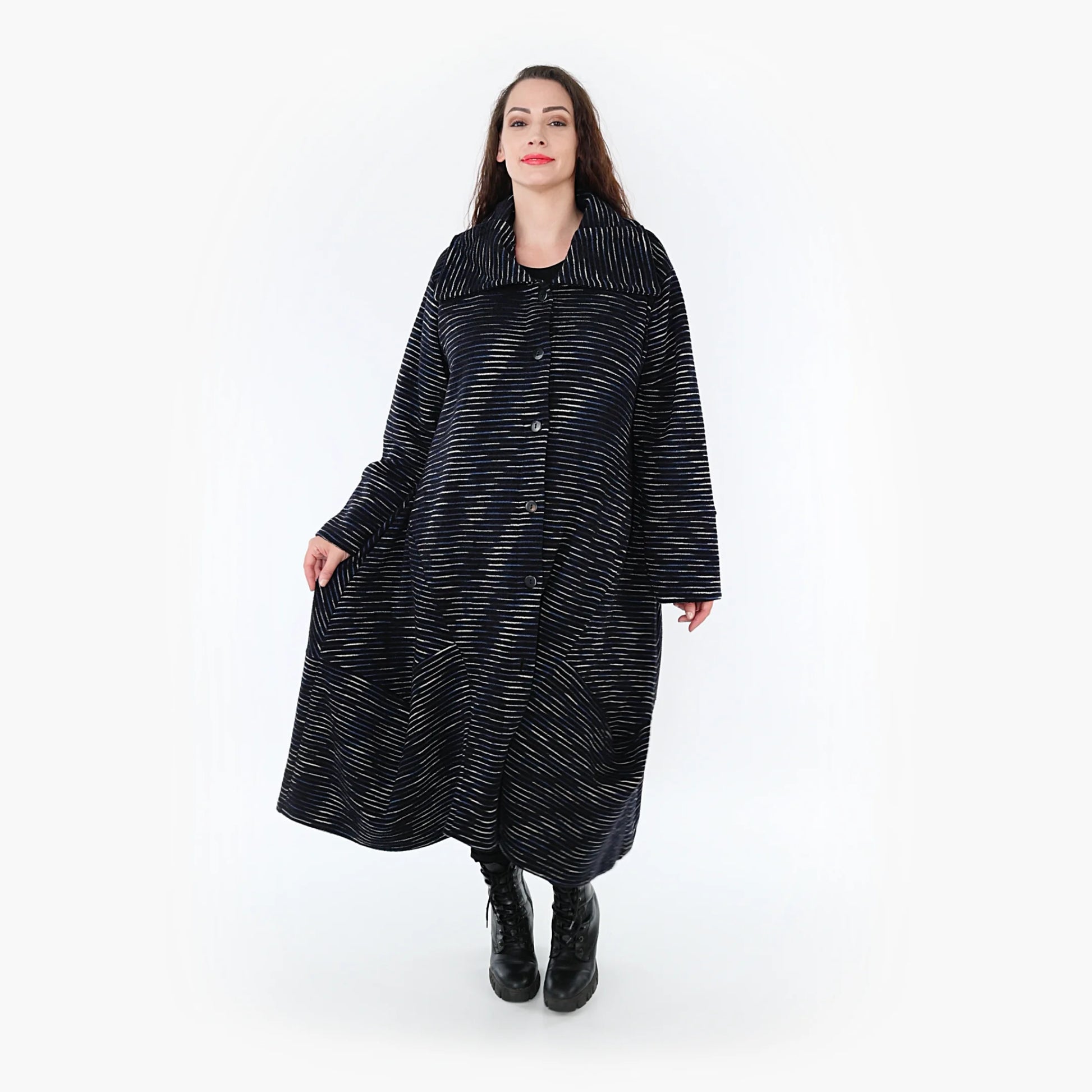  Kuscheliger Ballonmantel in Schwarz-Blau-Weiß für Plus Size mit lässigem Oversize-Look