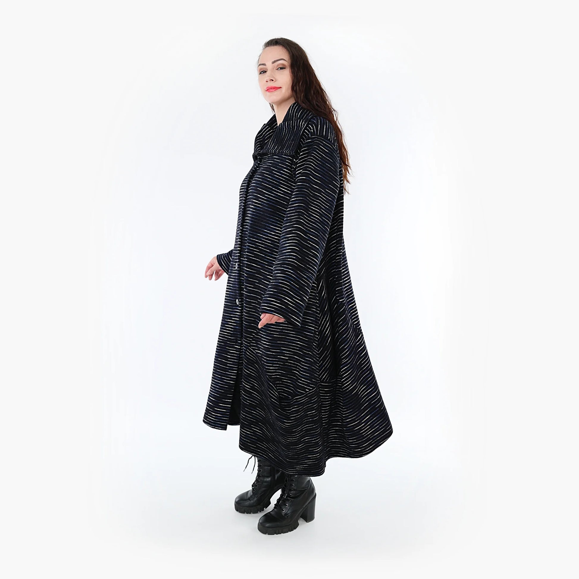  Kuscheliger Ballonmantel in Schwarz-Blau-Weiß für Plus Size mit lässigem Oversize-Look