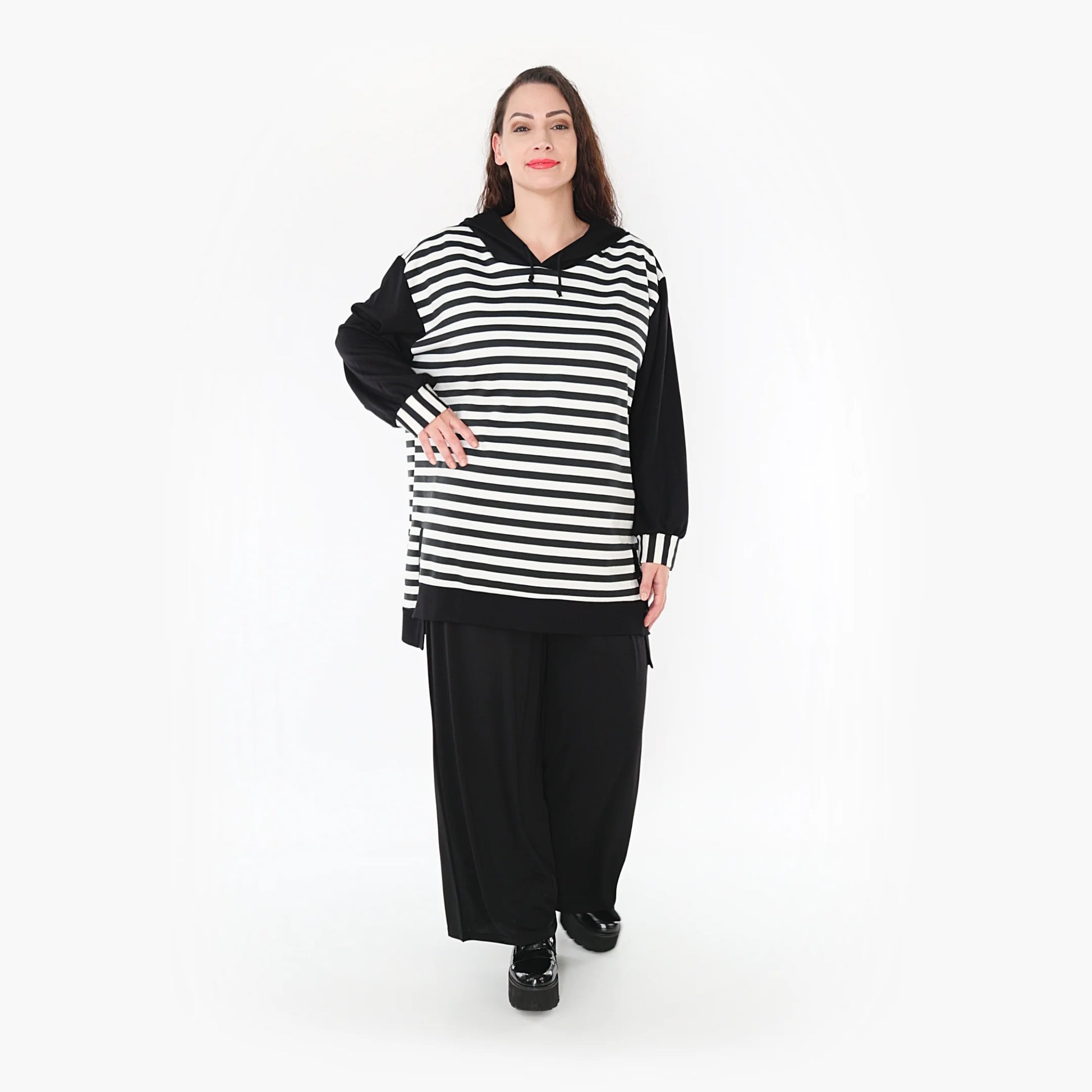  Stylisches Shirt mit Kapuze im Lagenlook aus hochwertigem Viskose-Mix für modernen Plus Size Style