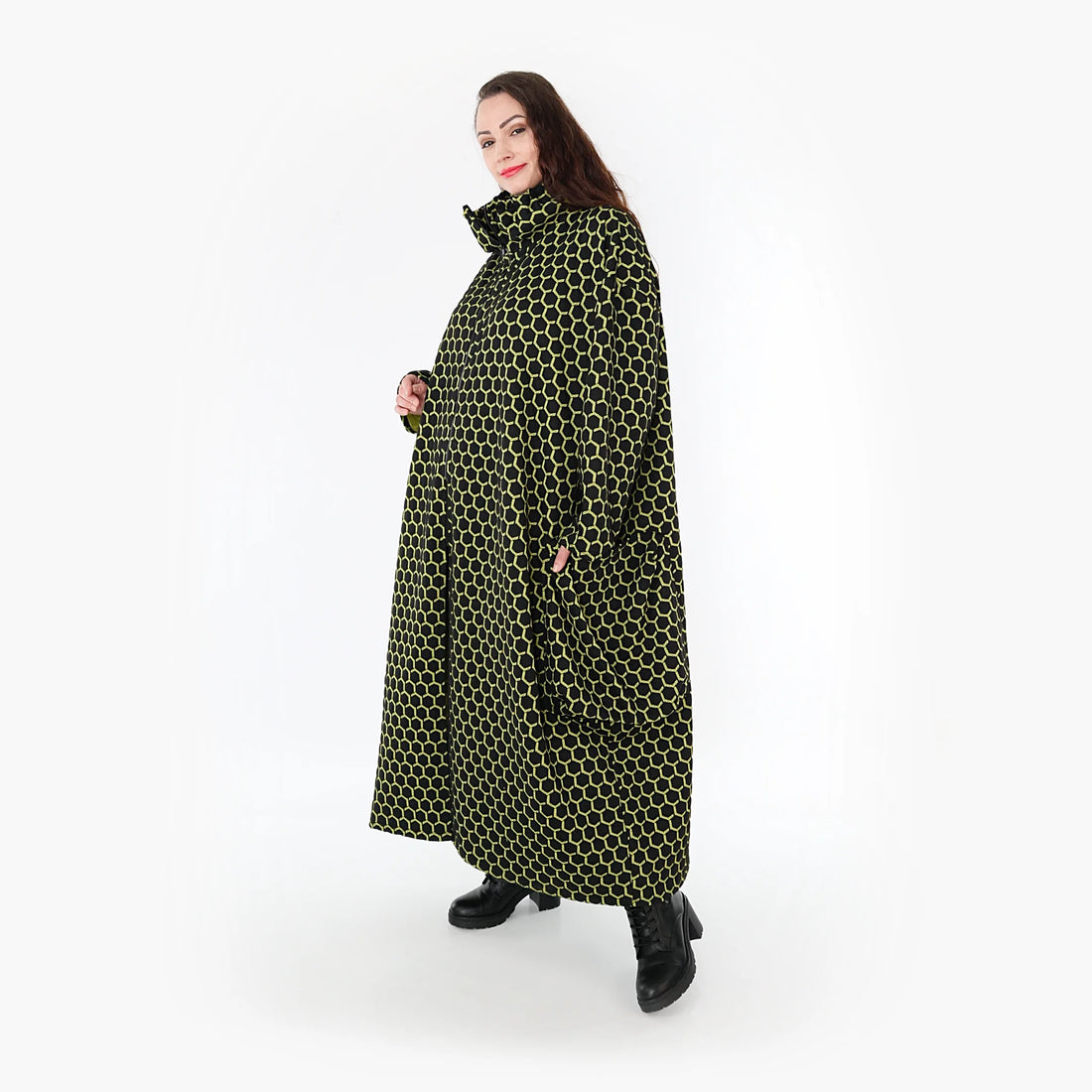  Ballonmantel in Schwarz-Lime mit Rautenmuster aus hochwertigem Viskose-Polyester-Mix für Herbst/Winter