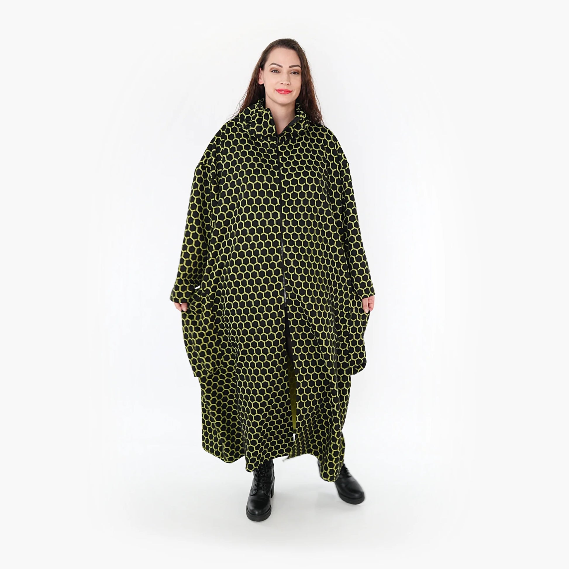  Ballonmantel in Schwarz-Lime mit Rautenmuster aus hochwertigem Viskose-Polyester-Mix für Herbst/Winter