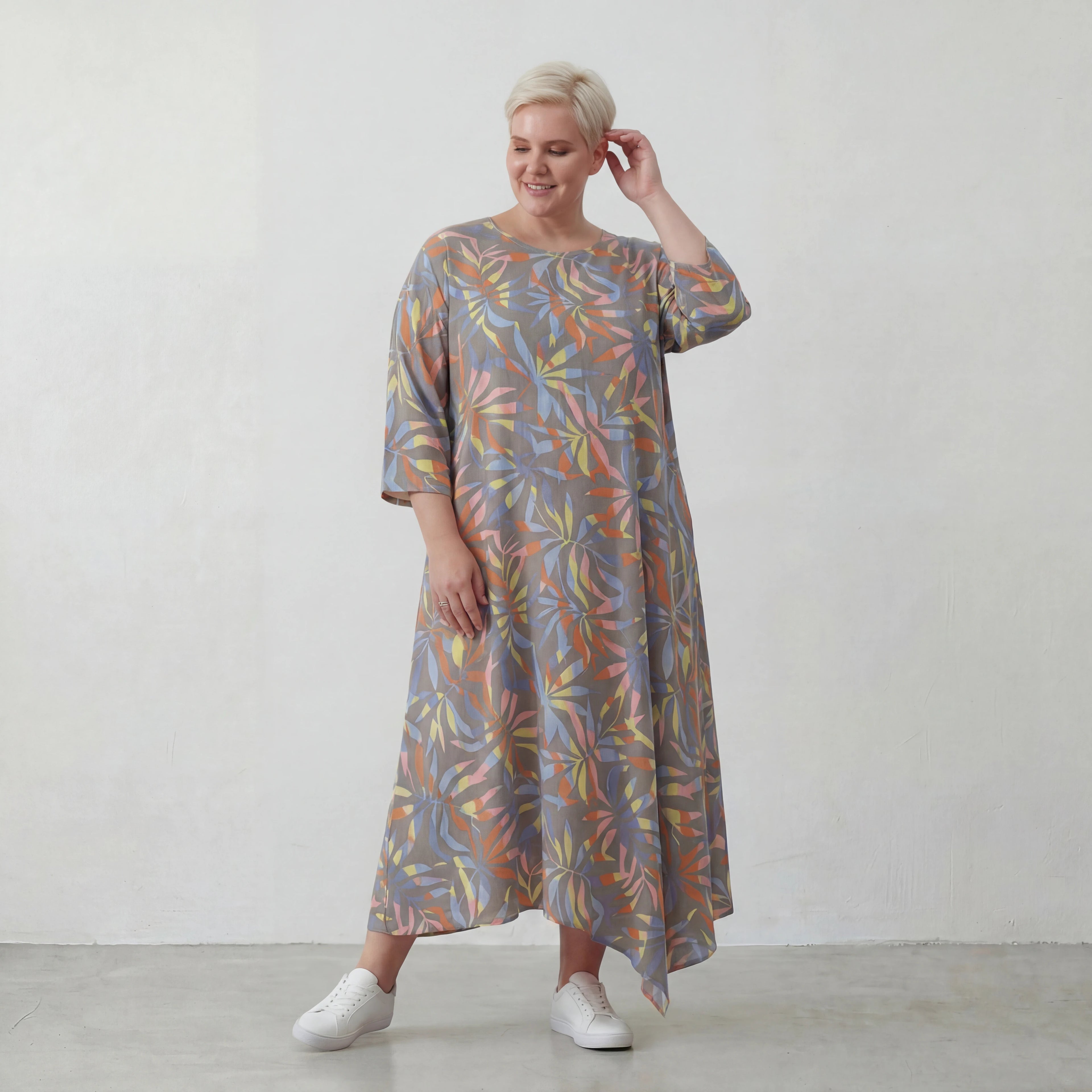 Luftiges Ballon Kleid im ausgefallenen Lagenlook mit floraler Musterung und zugespitztem Saum, Grau/Multi