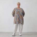 Luftiges Oversize A-Form Shirt mit zeitlosem Lagenlook und ausgefallenem Blumenmuster, Grau/Multi