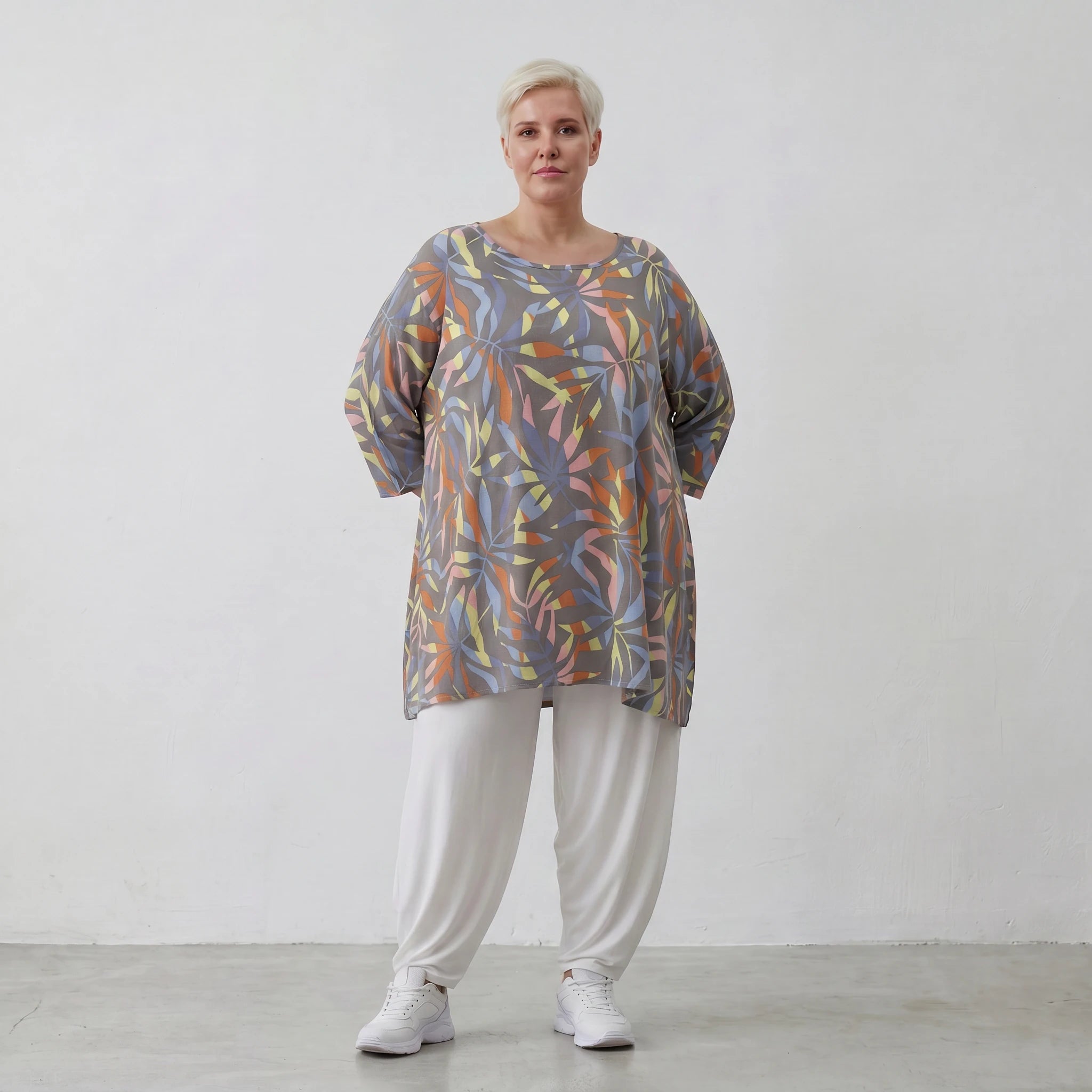 Luftiges Oversize A-Form Shirt mit zeitlosem Lagenlook und ausgefallenem Blumenmuster, Grau/Multi
