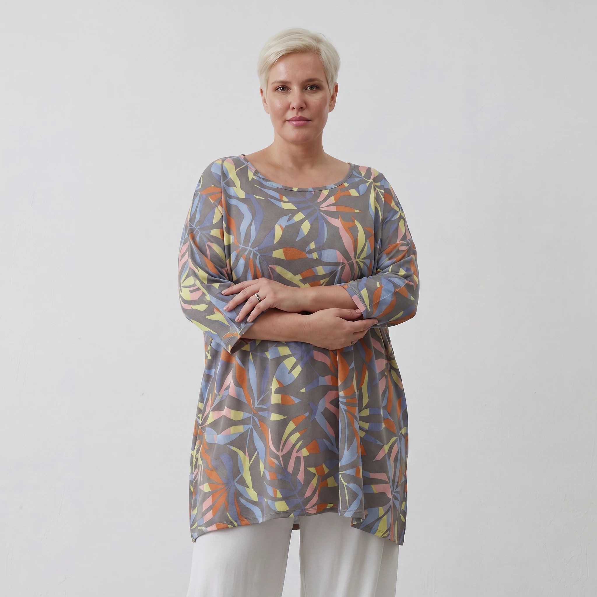 Luftiges Oversize A-Form Shirt mit zeitlosem Lagenlook und ausgefallenem Blumenmuster, Grau/Multi