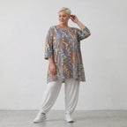 Luftiges Oversize A-Form Shirt mit zeitlosem Lagenlook und ausgefallenem Blumenmuster, Grau/Multi