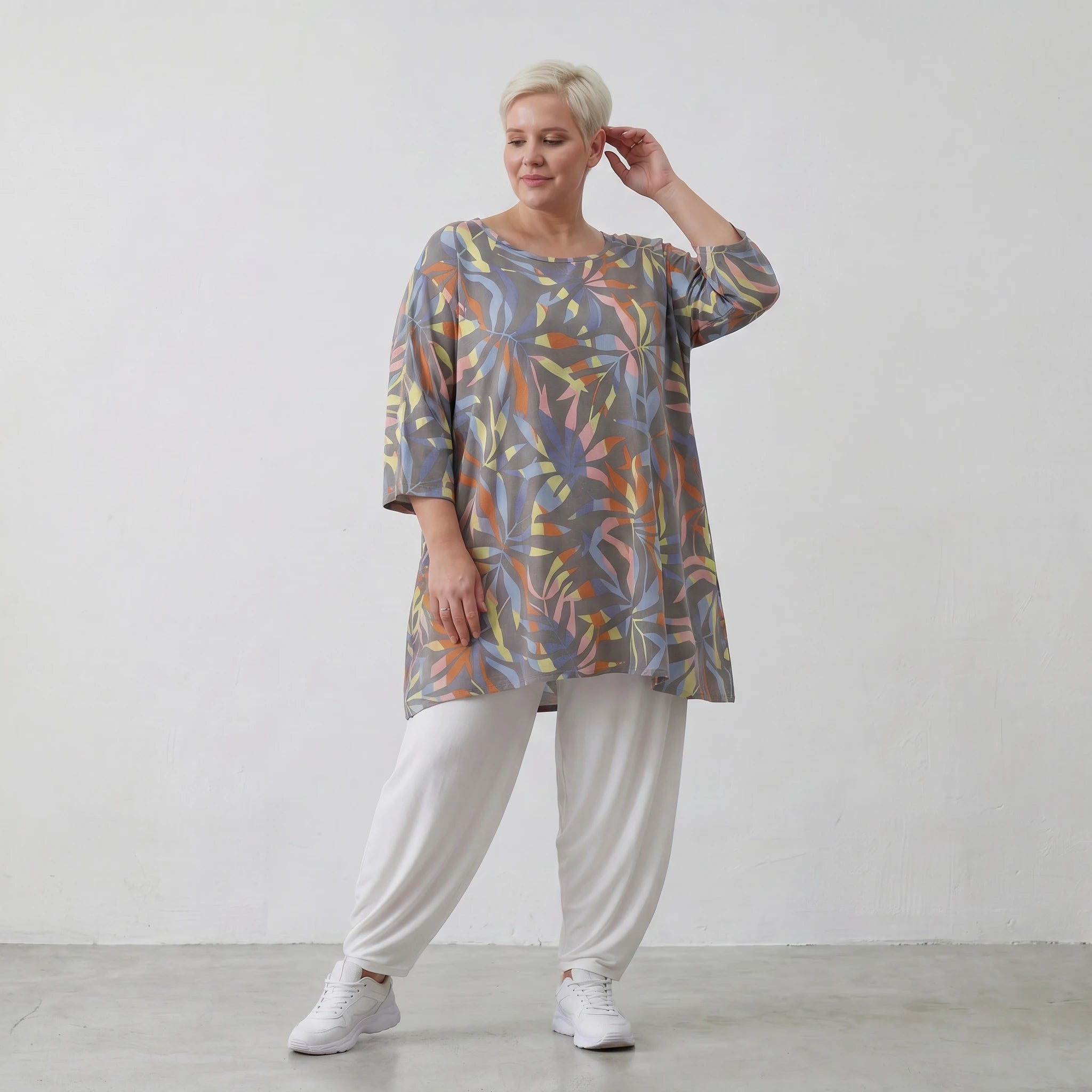 Luftiges Oversize A-Form Shirt mit zeitlosem Lagenlook und ausgefallenem Blumenmuster, Grau/Multi