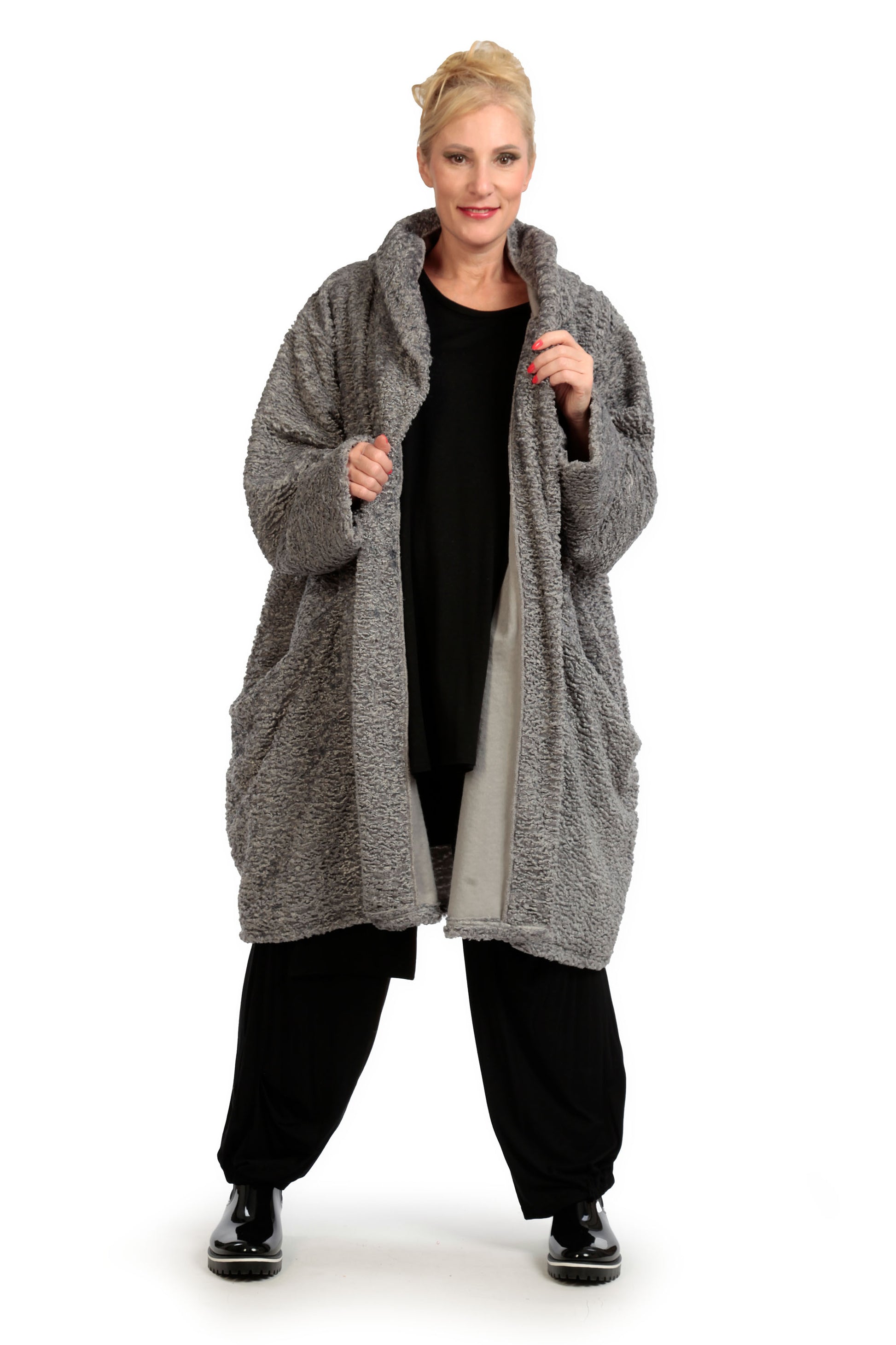  Kuschelige Ballonjacke in Astrakan-Optik mit Kapuze für lässigen Plus Size-Lagenlook