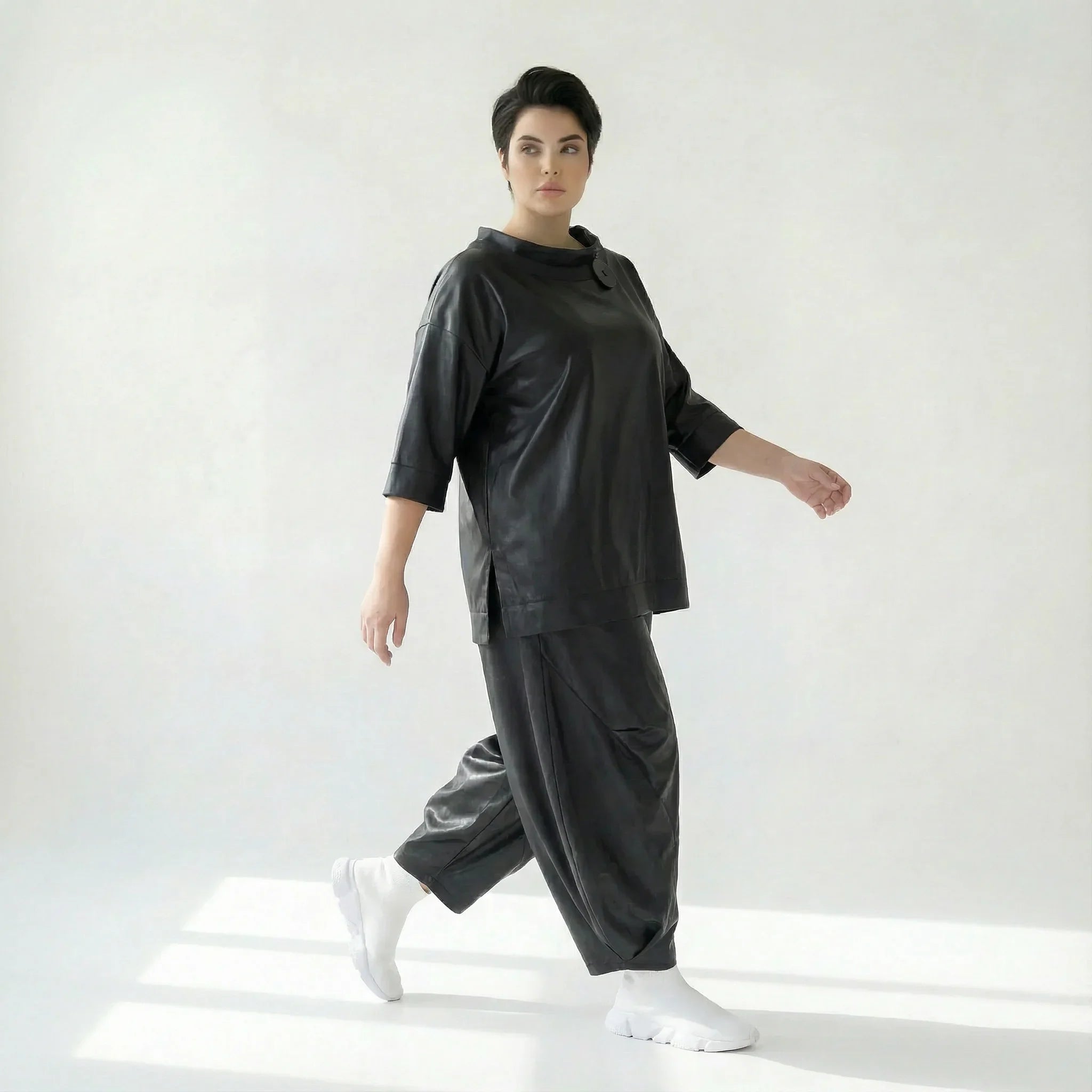 Oversize Ballonhose Lederimitat Soft Wash Look Damen Übergang Caraclan exklusiv bei Modeare Avantgarde Lagenlook