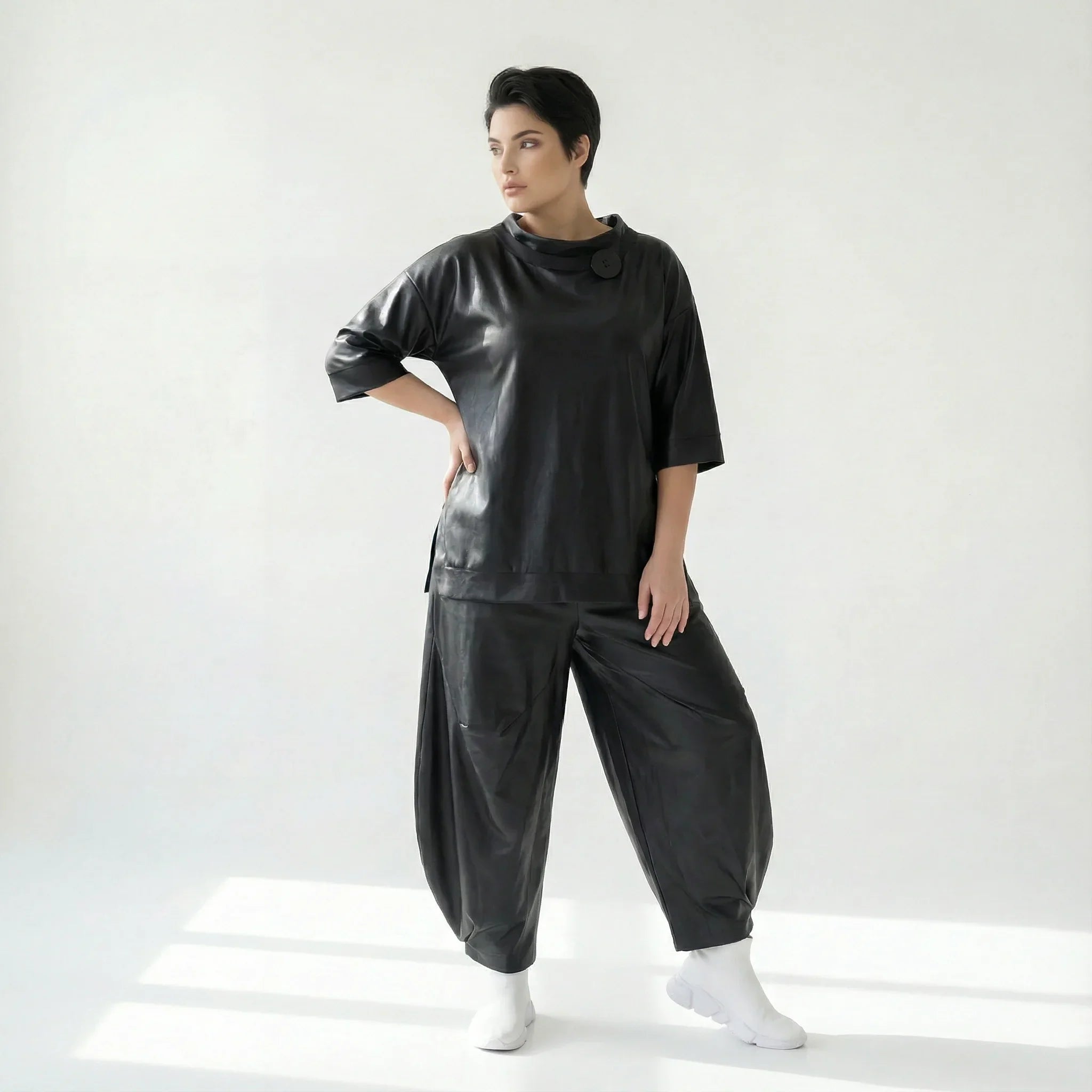 Oversize Ballonhose Lederimitat Soft Wash Look Damen Übergang Caraclan exklusiv bei Modeare Avantgarde Lagenlook