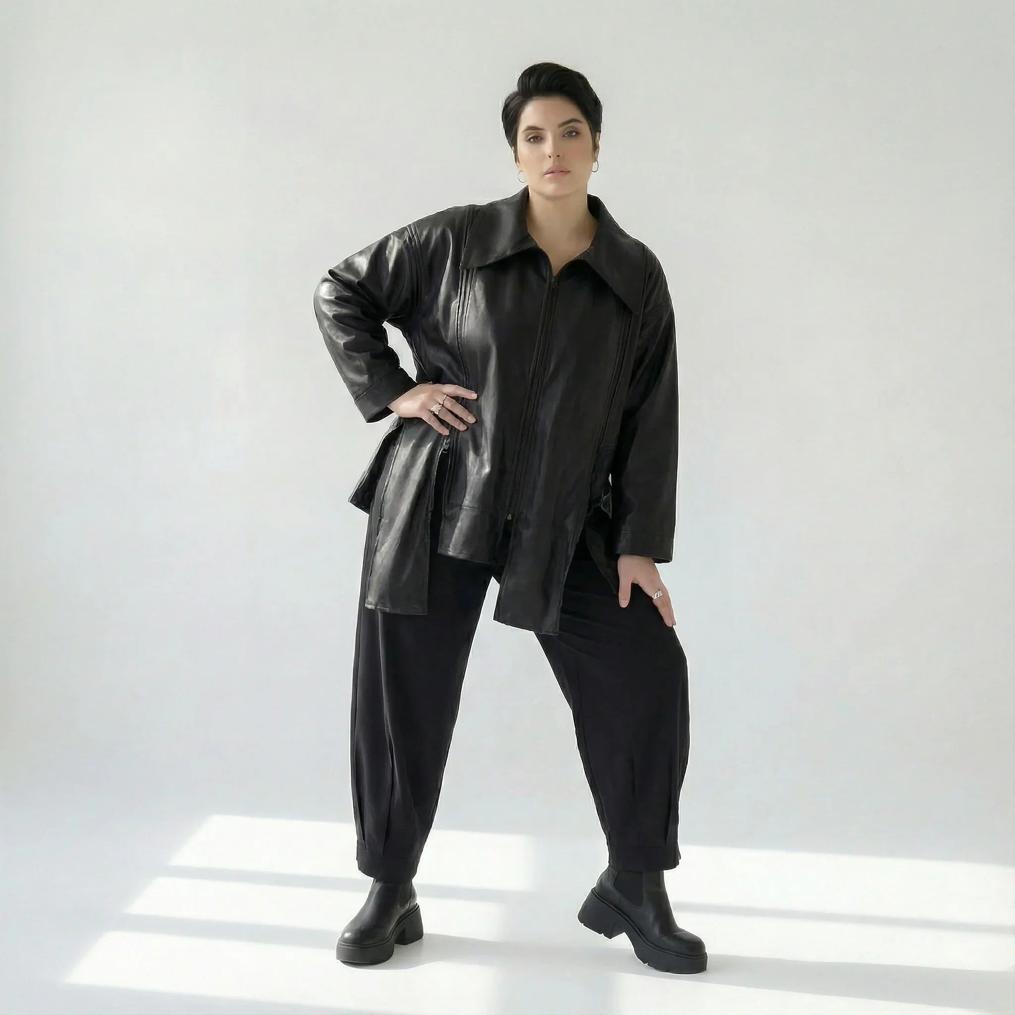 Oversize Übergangsjacke aus Lederimitat mit Zippern in Schwarz – Caraclan bei Modeare entdecken