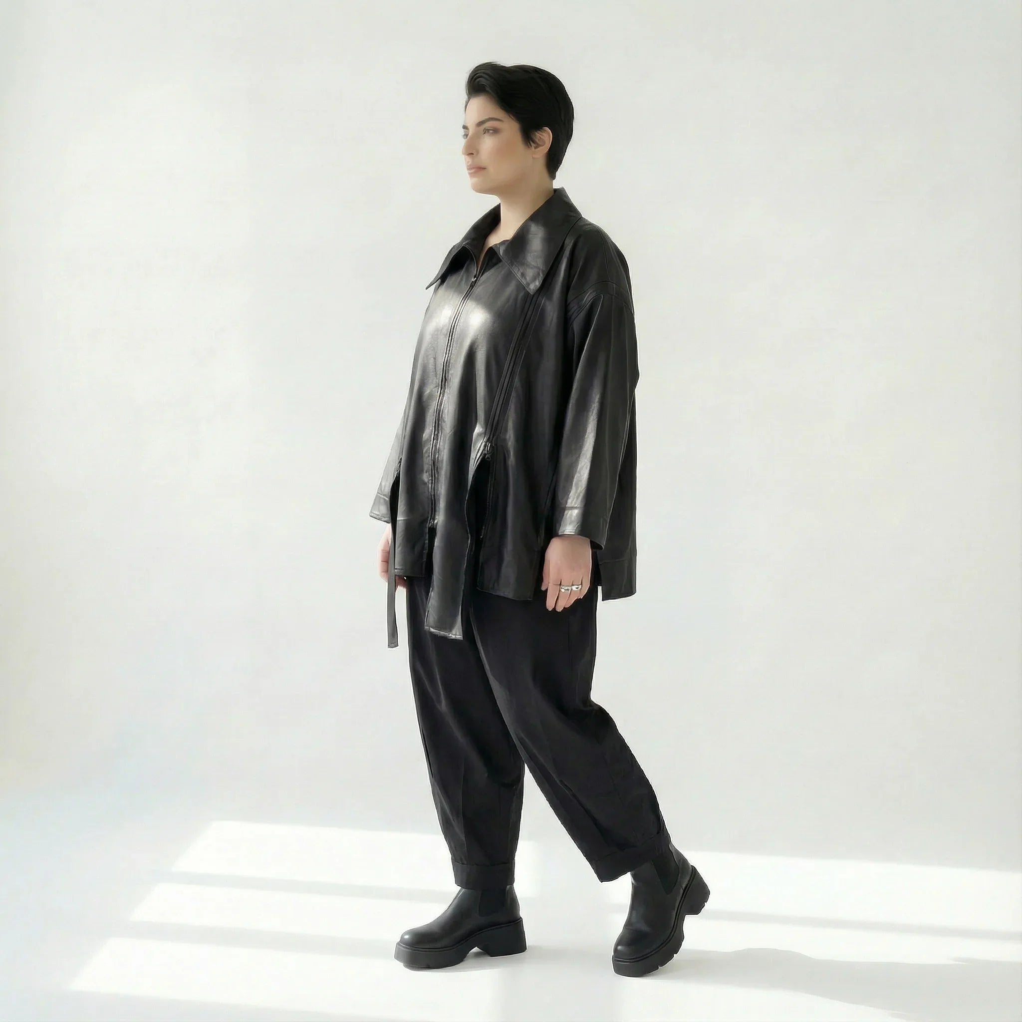 Oversize Übergangsjacke aus Lederimitat mit Zippern in Schwarz – Caraclan bei Modeare entdecken