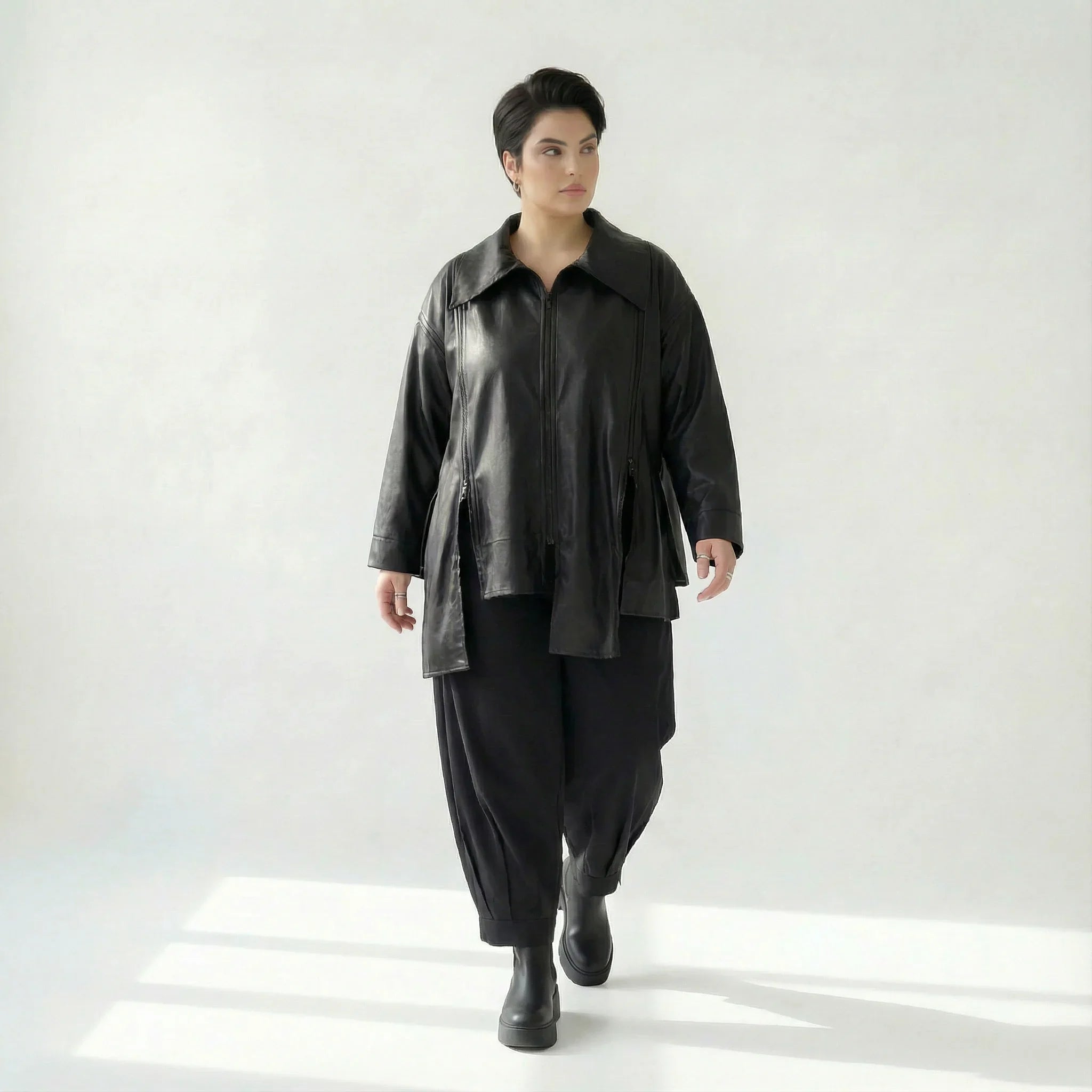 Oversize Übergangsjacke aus Lederimitat mit Zippern in Schwarz – Caraclan bei Modeare entdecken