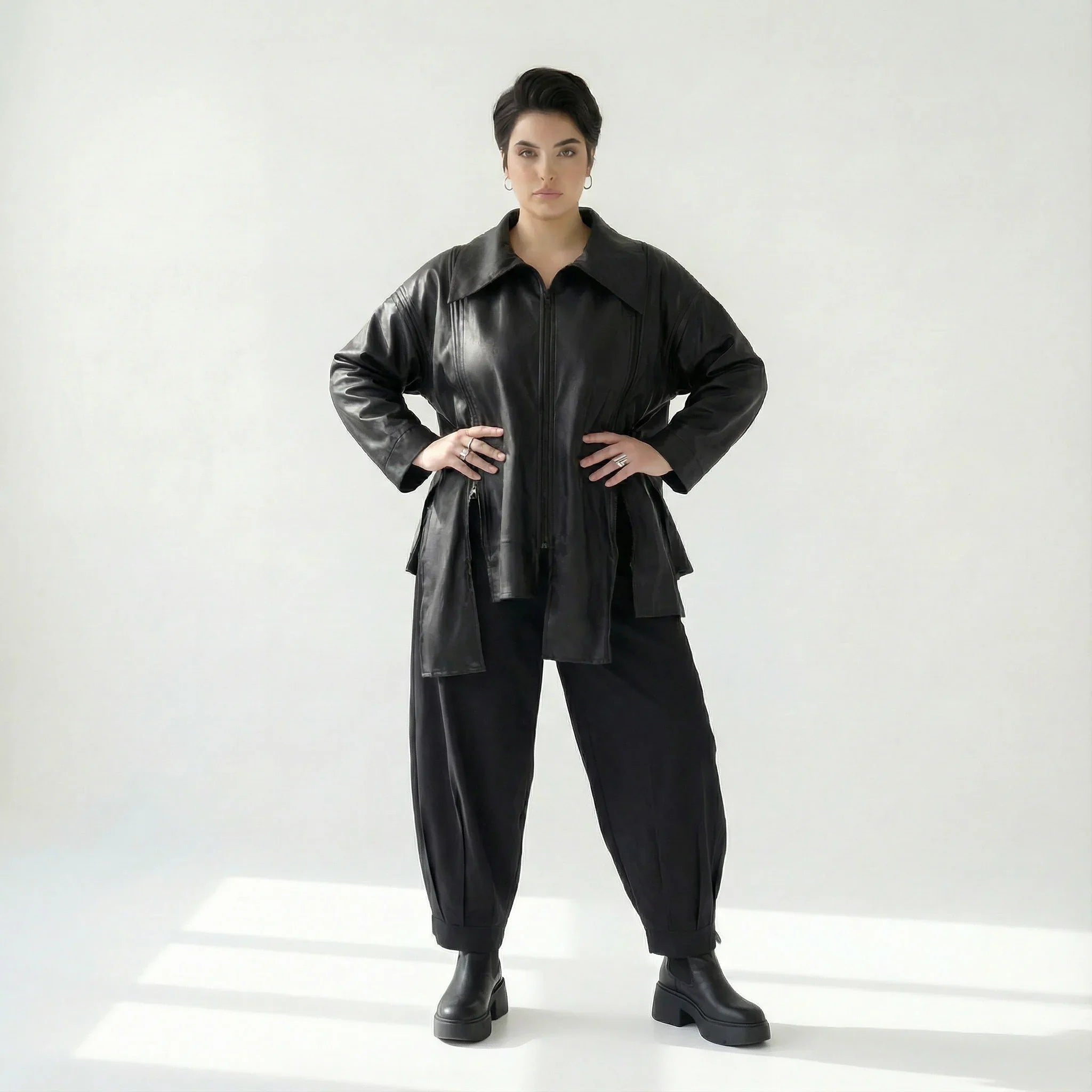 Oversize Übergangsjacke aus Lederimitat mit Zippern in Schwarz – Caraclan bei Modeare entdecken