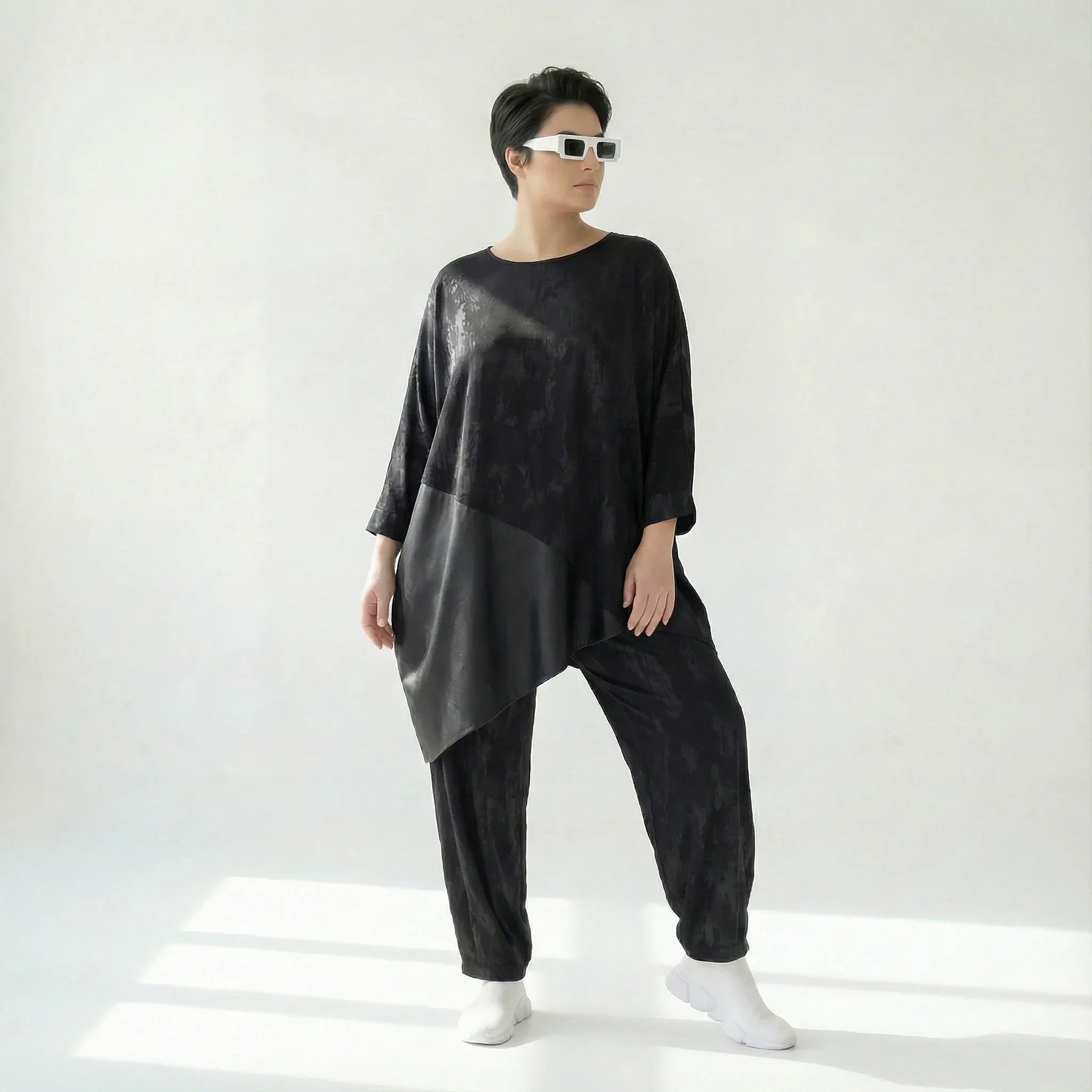 Asymmetrische Tunika aus Slinky mit Lederimitat in Schwarz – Oversize-Style von Caraclan bei Modeare