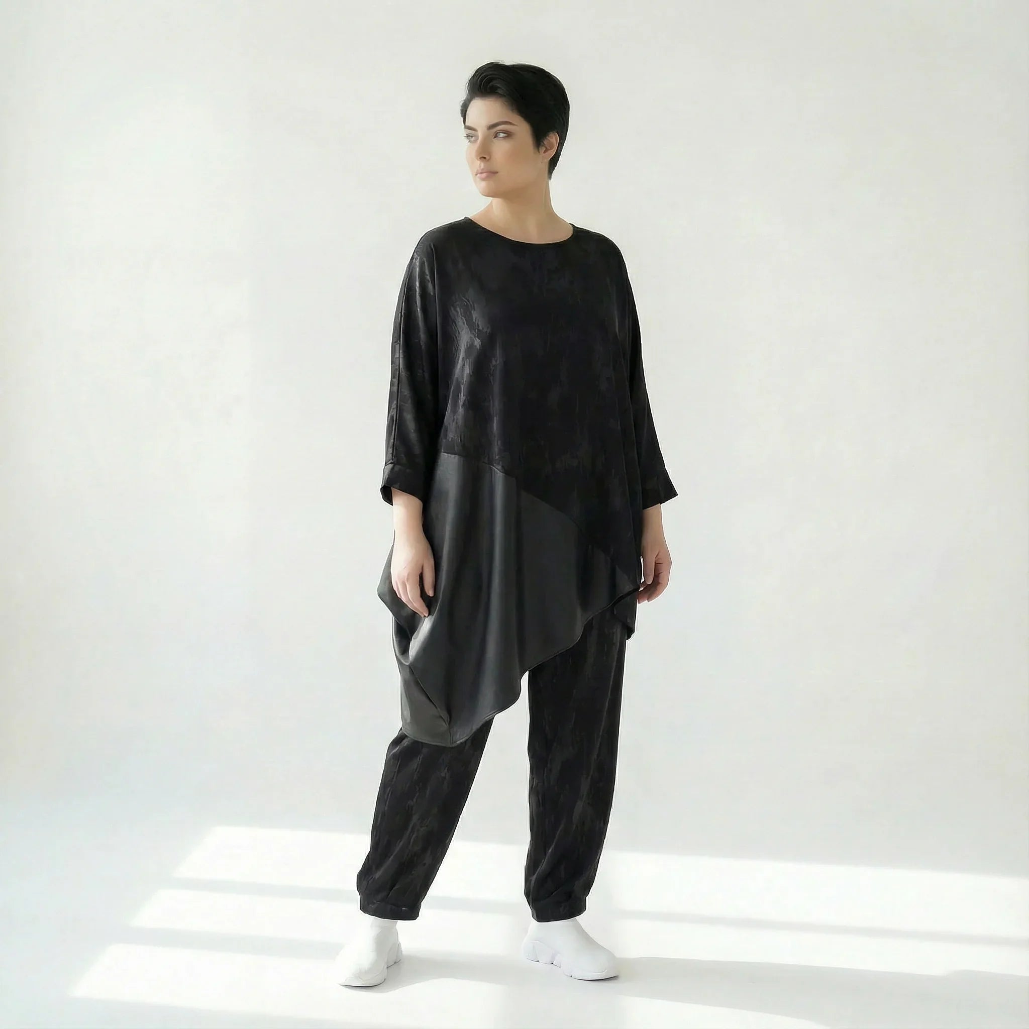 Asymmetrische Tunika aus Slinky mit Lederimitat in Schwarz – Oversize-Style von Caraclan bei Modeare