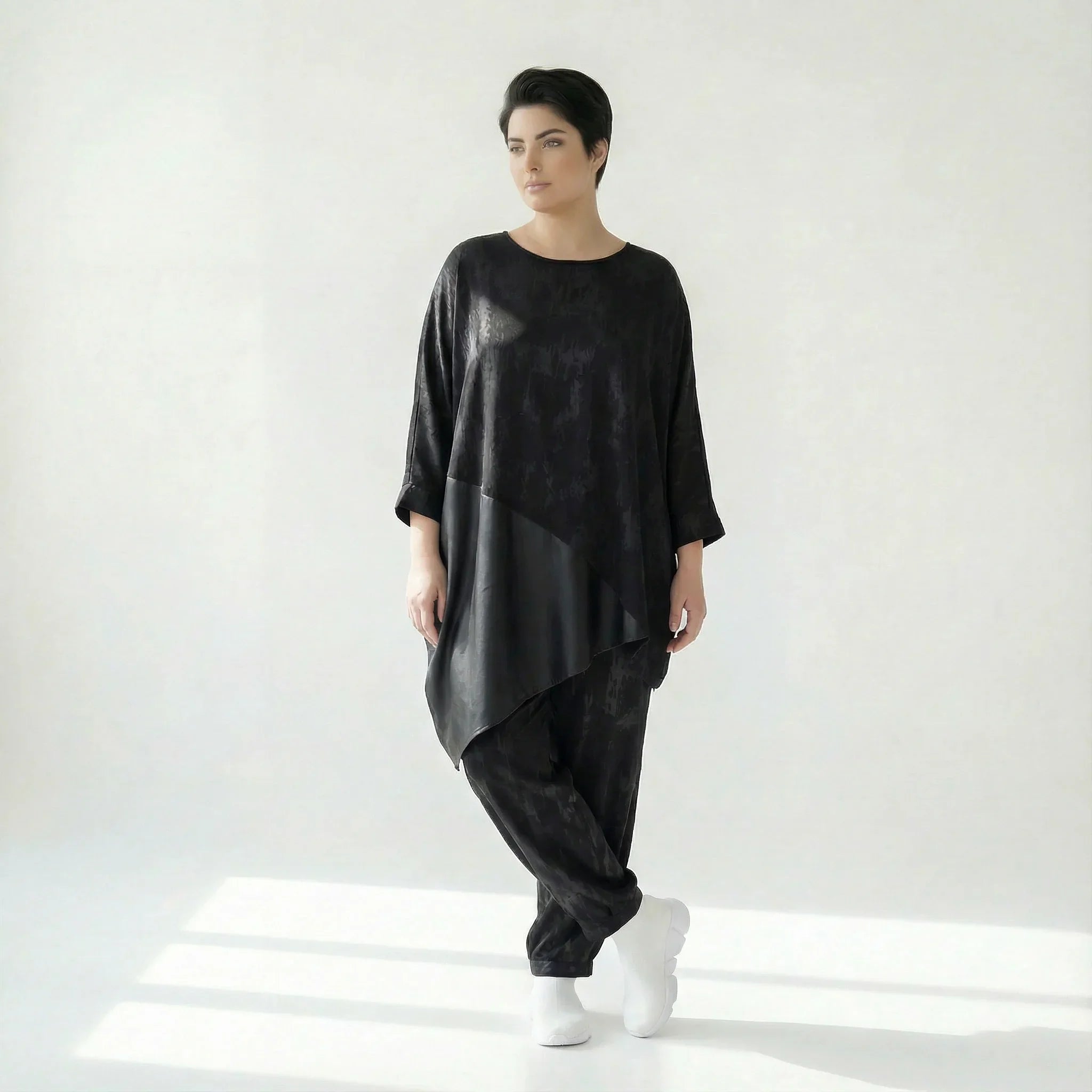 Asymmetrische Tunika aus Slinky mit Lederimitat in Schwarz – Oversize-Style von Caraclan bei Modeare