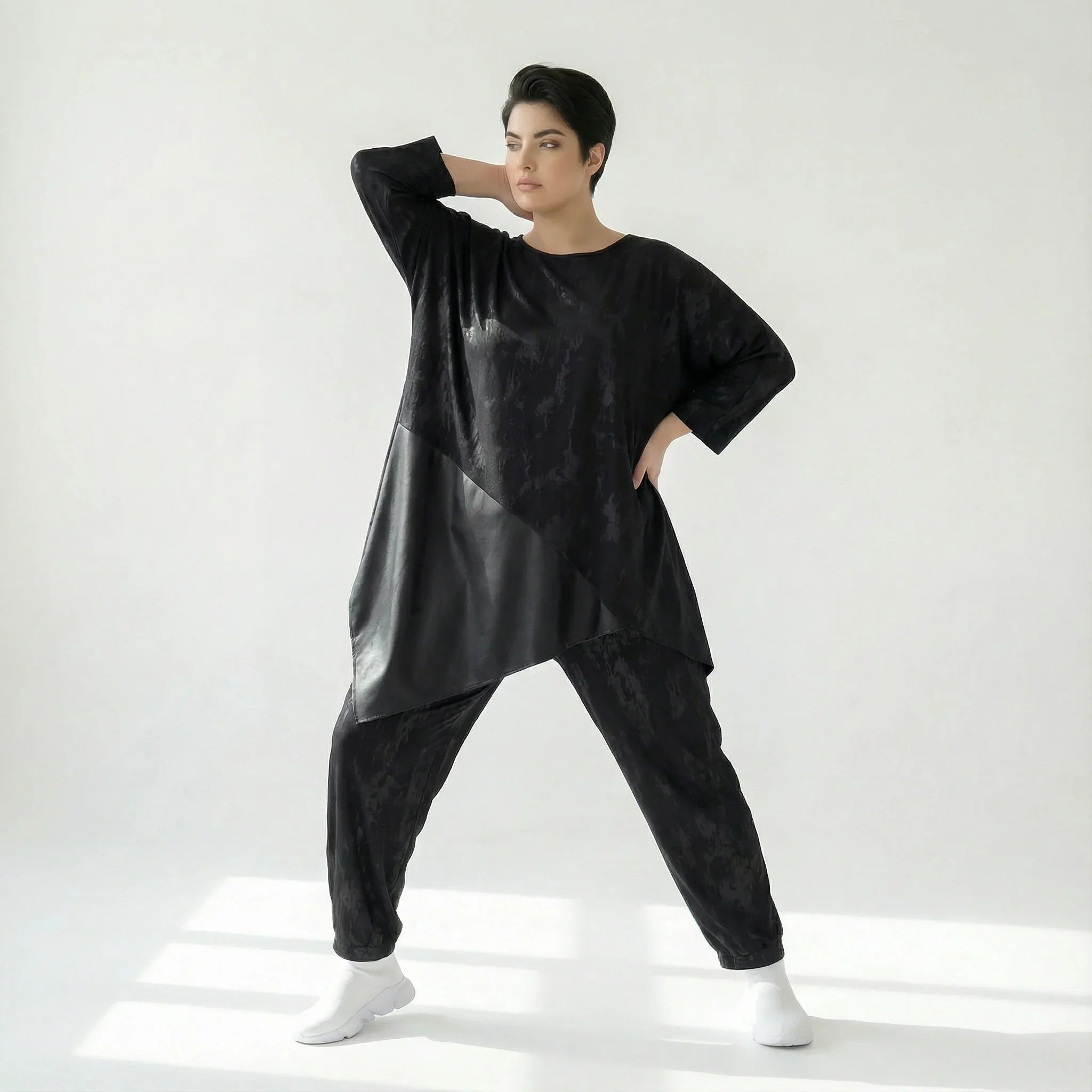 Asymmetrische Tunika aus Slinky mit Lederimitat in Schwarz – Oversize-Style von Caraclan bei Modeare