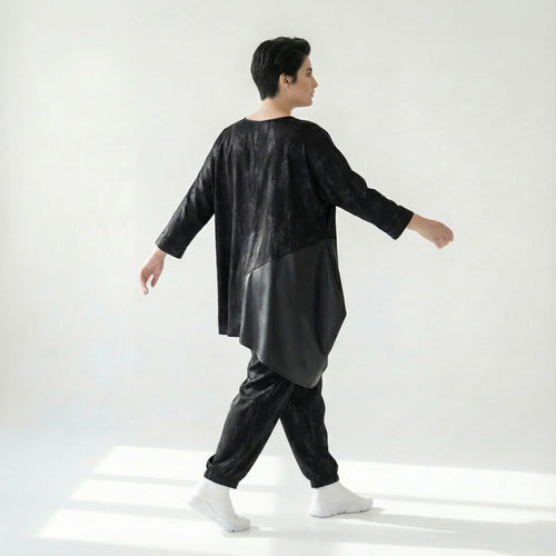 Asymmetrische Tunika aus Slinky mit Lederimitat in Schwarz – Oversize-Style von Caraclan bei Modeare