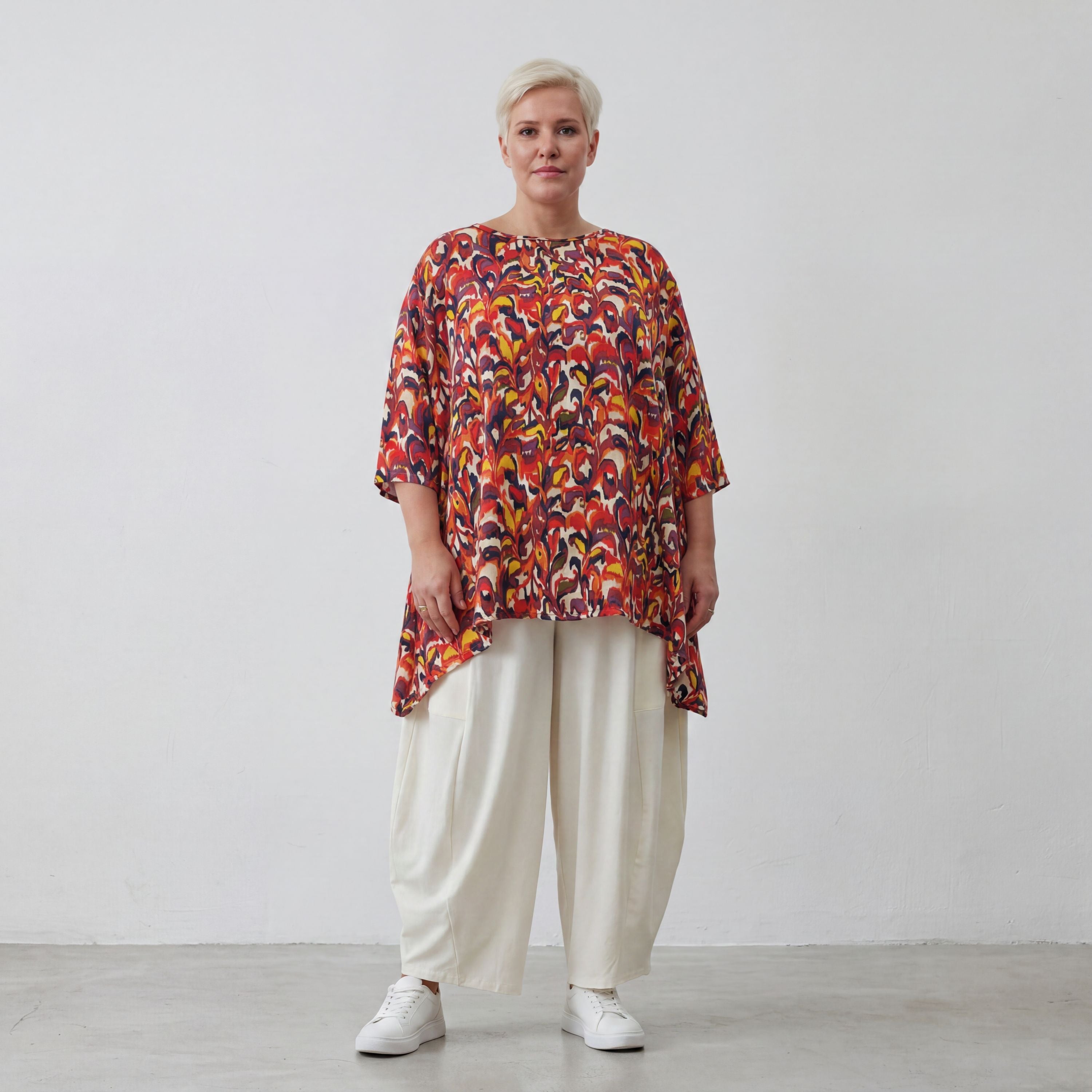 Leichtes weiches Viskoseshirt in Rot und Schwarz mit A-Linie 3/4-Arm und rundem Ausschnitt