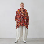 Sommerliche Popelinebluse mit Hemdkragen in Rot und Schwarz für einen eleganten Auftritt
