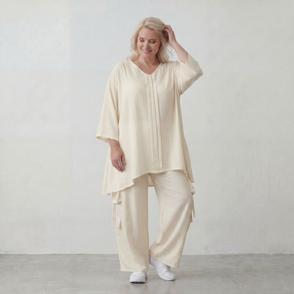 Zeitloses Creme Leinenlookshirt im legeren Oversize Lagenlook mit V Ausschnitt und A Linie