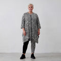 Zeitlose A-Form Jacke im legeren Oversize Lagenlook aus sanft fließendem Slinky Material, Schwarz/Weiß
