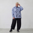 Leichte Popelinejacke in Blau Weiss Schwarz mit Streifen Blumenmuster Stehkragen Look