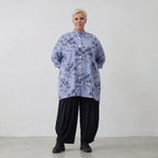 Bluse in Blau Weiß Schwarz mit Streifenmix Stehkragen Popeline und Blumenmuster weit