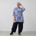 Bluse in Blau Weiß Schwarz mit Streifenmix Stehkragen Popeline und Blumenmuster weit