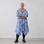 Leichte Popelinejacke in blauweißschwarzem Streifenblumenmix mit Kapuze in weiter A-Form