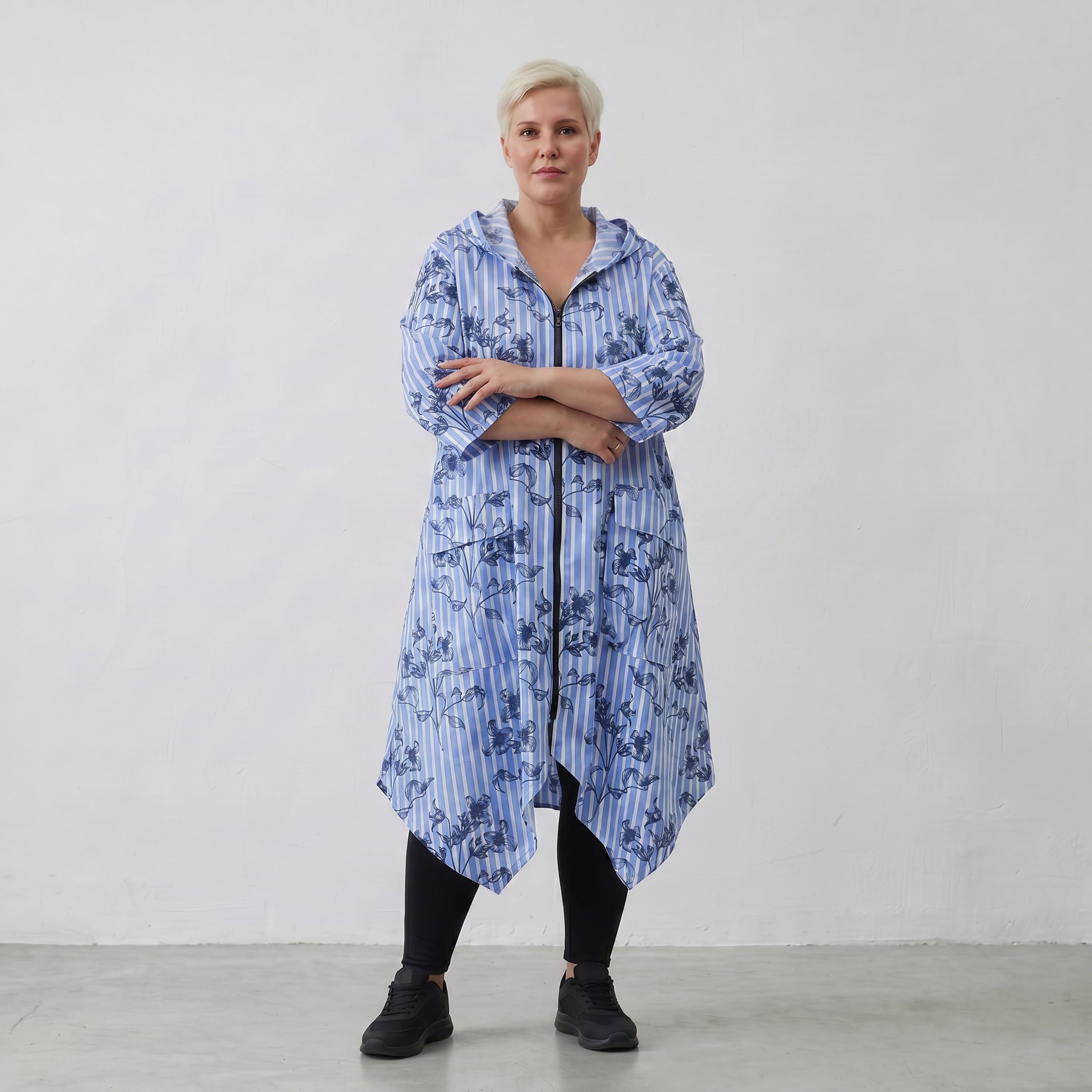 Leichte Popelinejacke in blauweißschwarzem Streifenblumenmix mit Kapuze in weiter A-Form