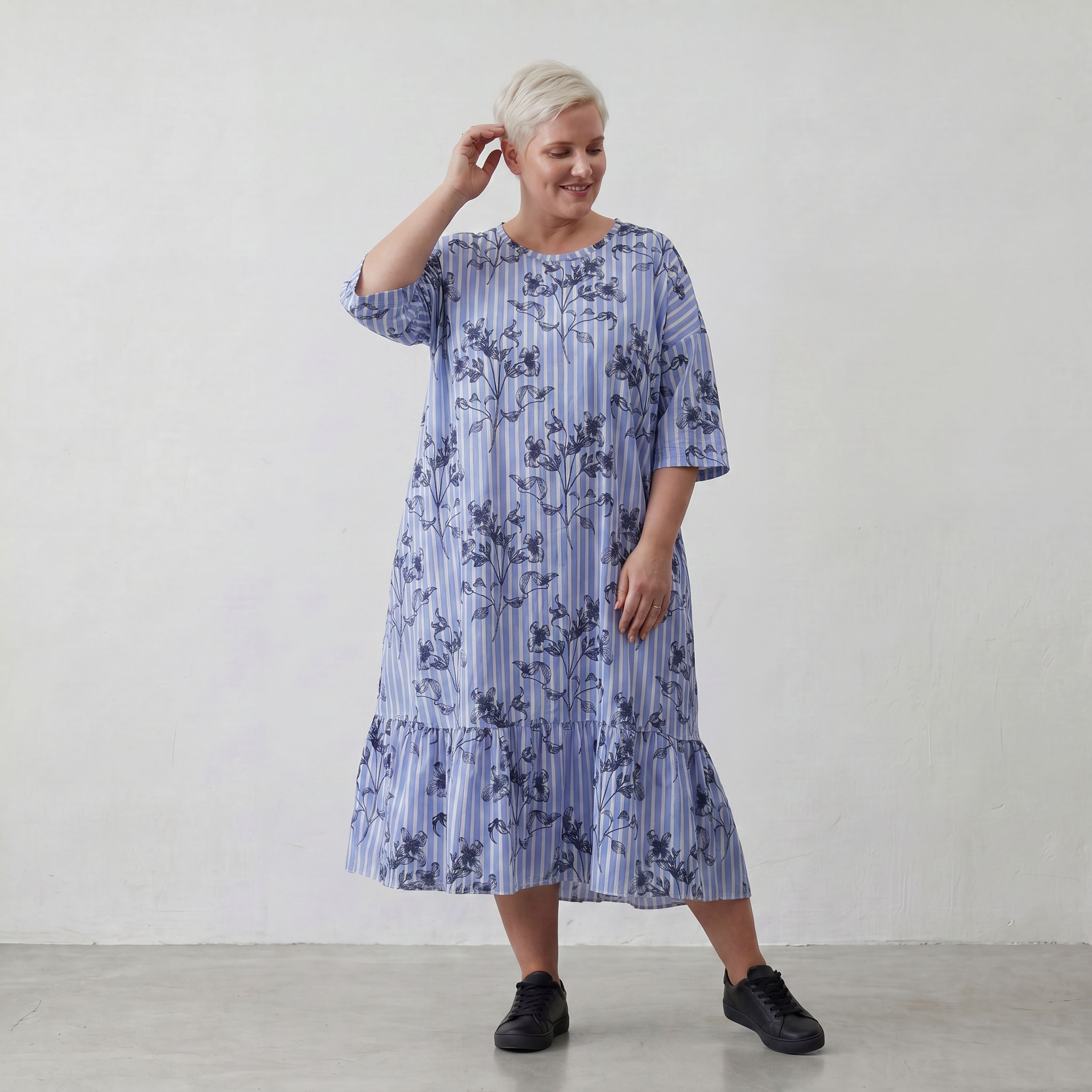 A-Form Kleid aus leichter Popeline in blau weiß schwarz mit Blumenmuster und Taschen