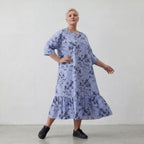 A-Form Kleid aus leichter Popeline in blau weiß schwarz mit Blumenmuster und Taschen