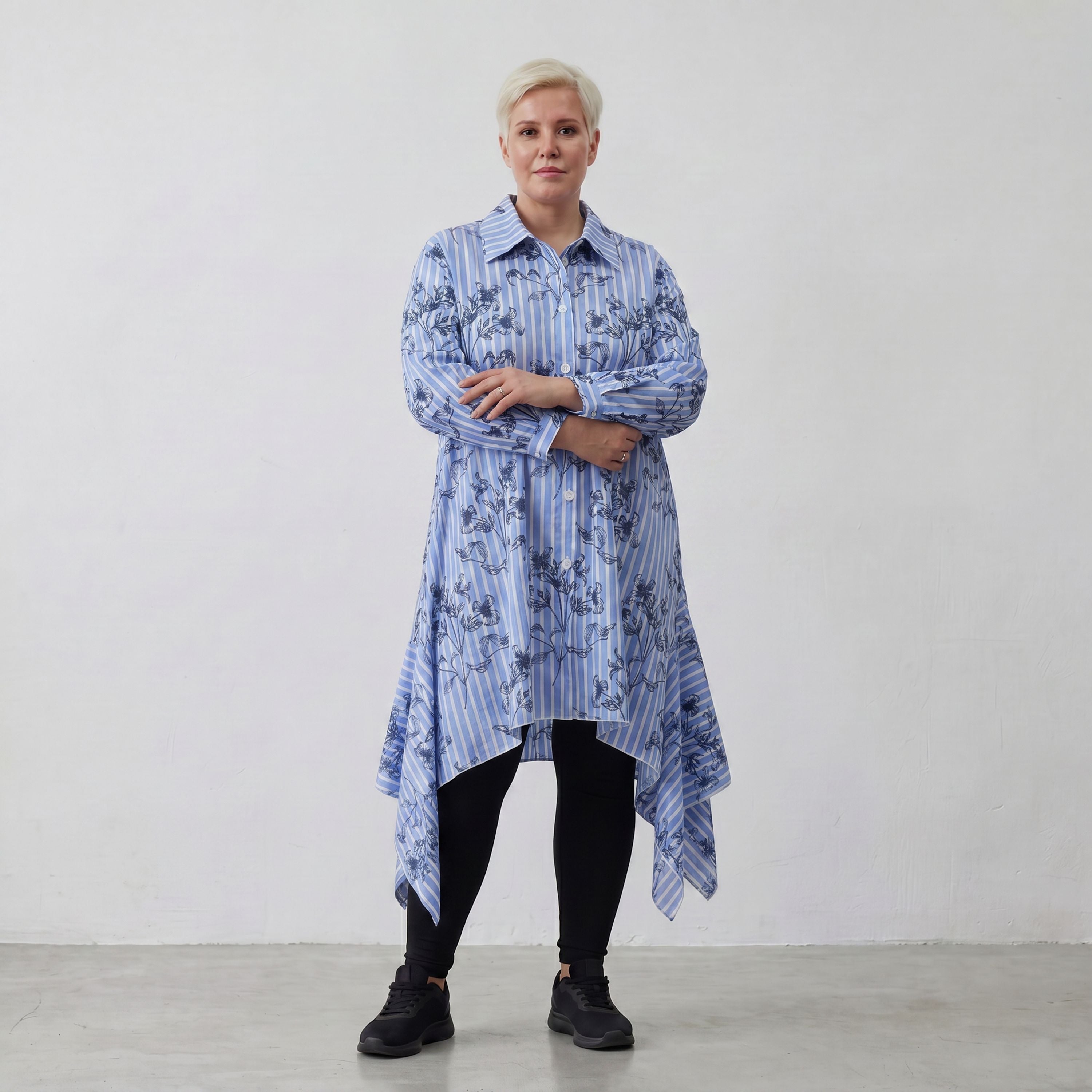 Oversize Popelinebluse in blauweiß schwarz mit Streifen Blumenmuster Kragen Langarm