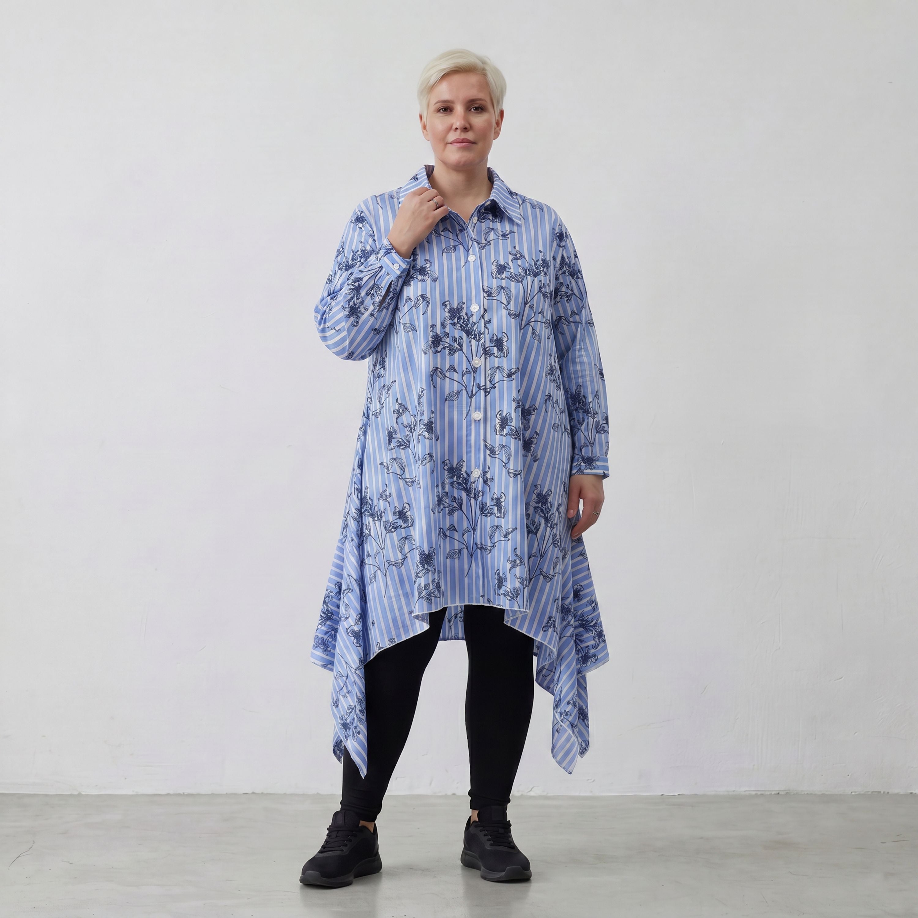 Oversize Popelinebluse in blauweiß schwarz mit Streifen Blumenmuster Kragen Langarm