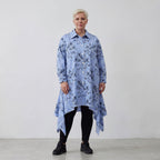 Oversize Popelinebluse in blauweiß schwarz mit Streifen Blumenmuster Kragen Langarm