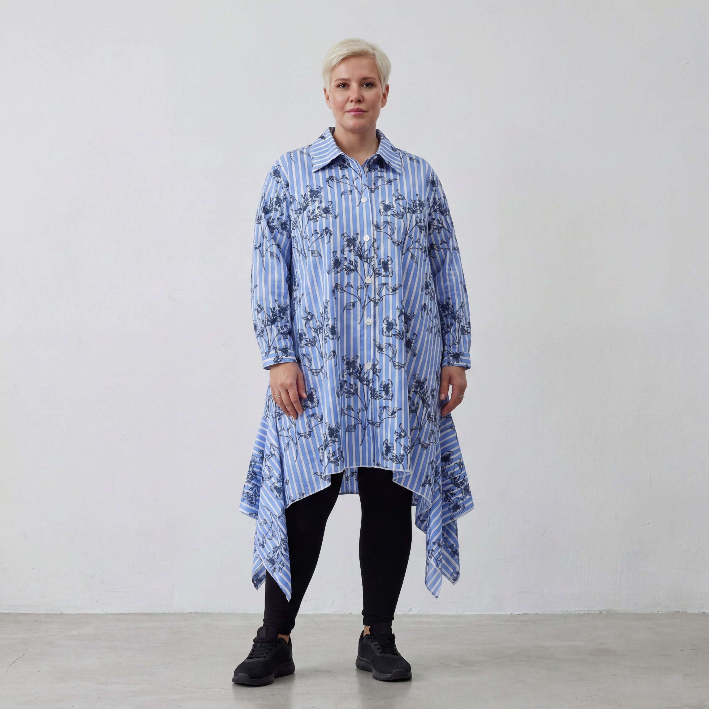 Oversize Popelinebluse in blauweiß schwarz mit Streifen Blumenmuster Kragen Langarm