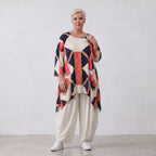 Fließendes Jersey Shirt in Marine und Rot mit zipfeligem Saum und seitlichen Schlitzen