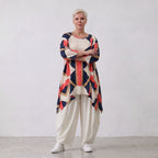 Fließendes Jersey Shirt in Marine und Rot mit zipfeligem Saum und seitlichen Schlitzen